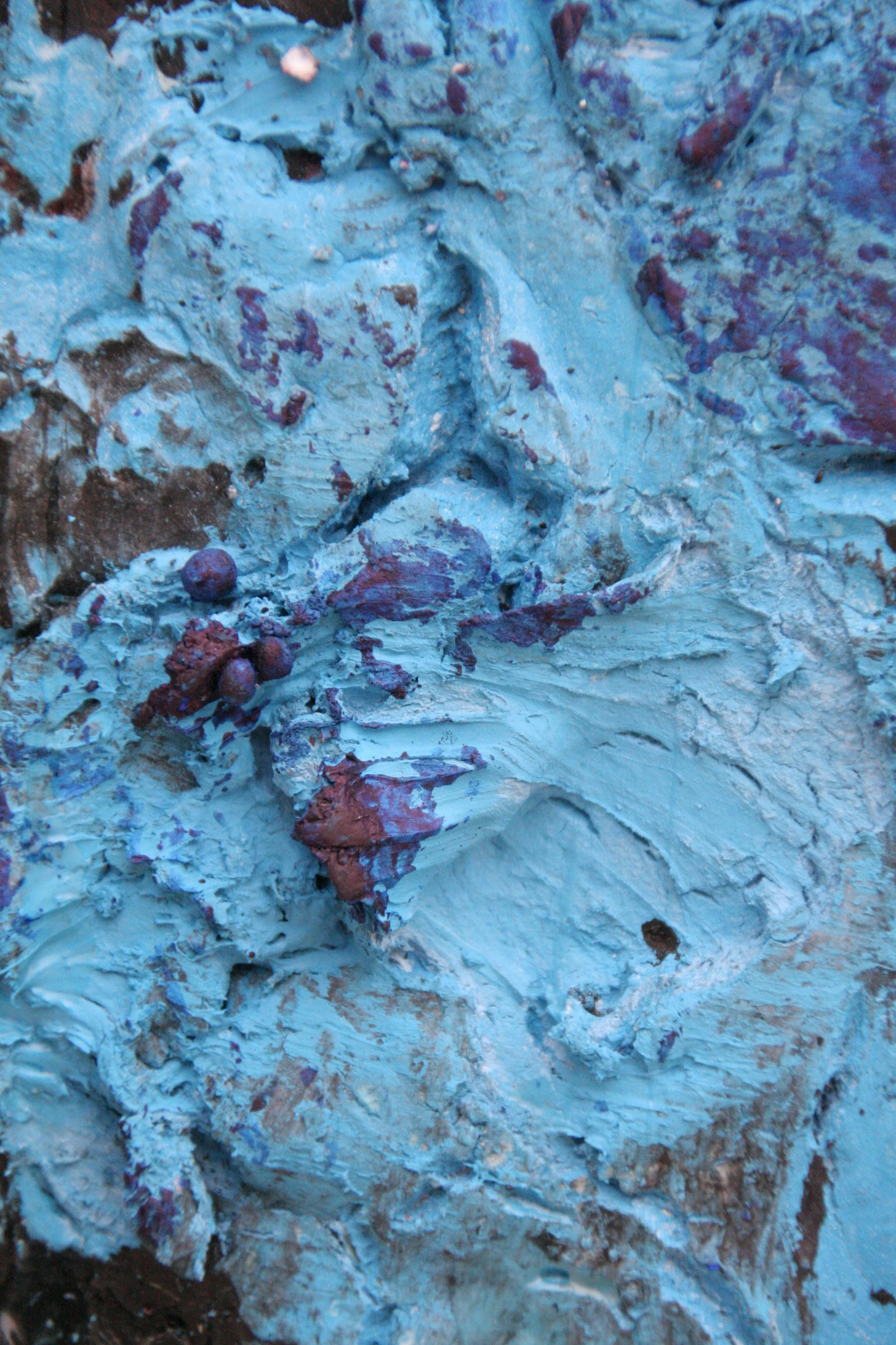Texture de peinture épaisse en relief de couleur bleue avec des touches de rouge et de violet.