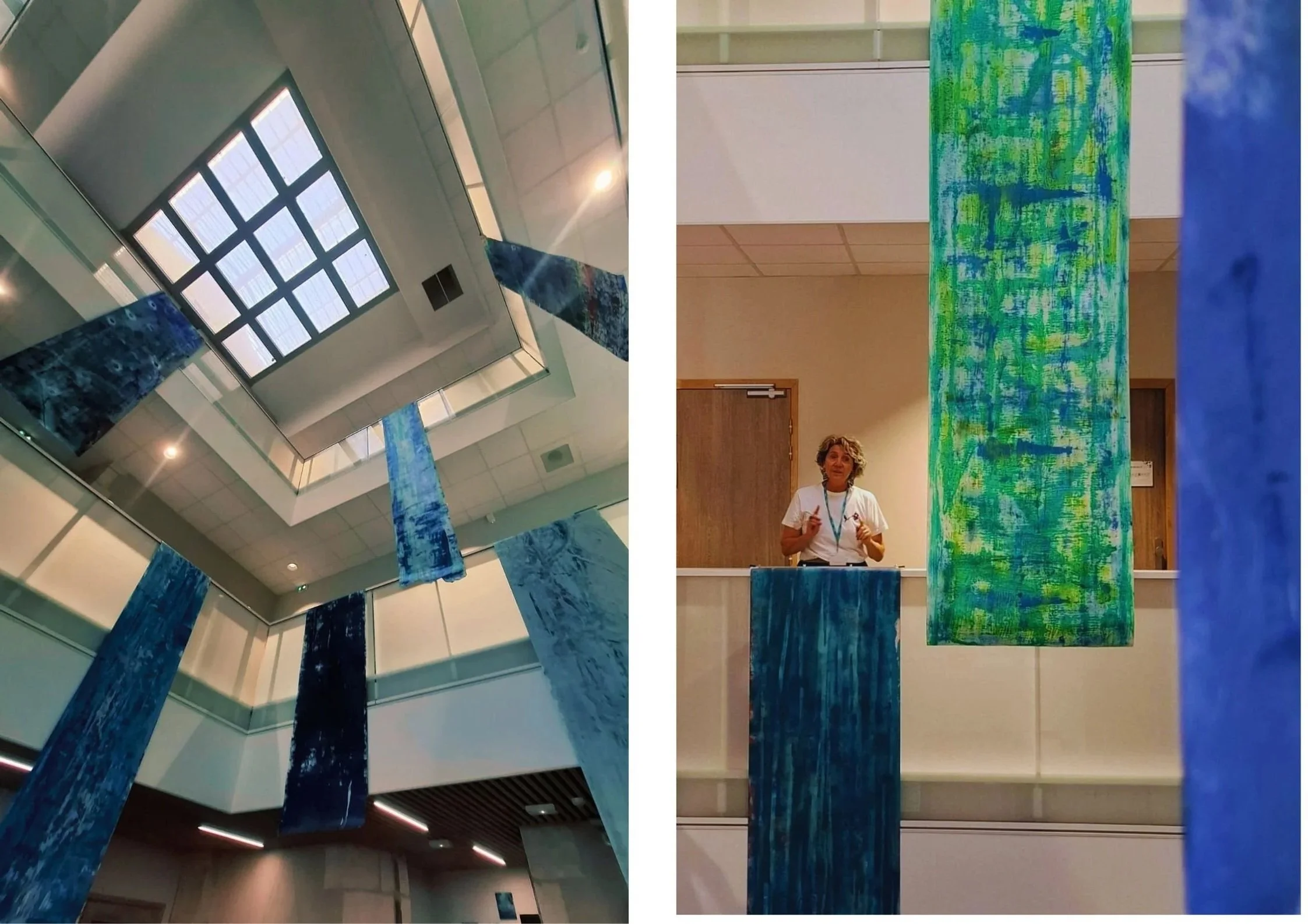 Une femme est debout devant un tableau d'art moderne composé de bandes allongées de couleur vert, bleu et jaune. Elle porte un t-shirt blanc et tient un pinceau, semblant commenter ou présenter l'œuvre dans une salle d'exposition.