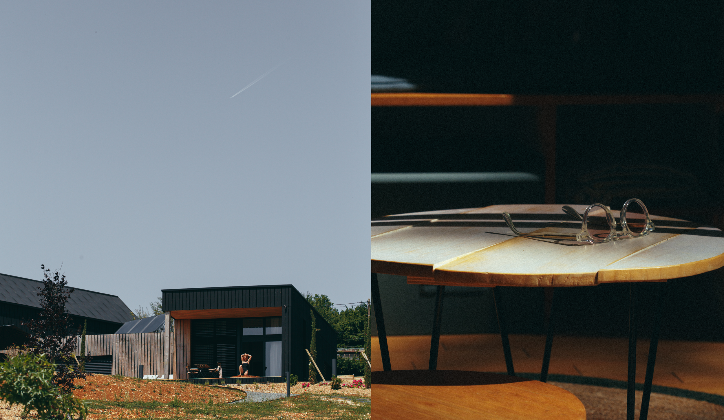 Une maison moderne en bois avec un ciel bleu au-dessus, vue en extérieur d'un jardin avec une personne assise dans une chaise, et une table en intérieur avec des lunettes sur la surface.
