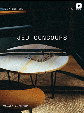 Une table ronde avec des lunettes et un livre, dans un intérieur sombre, pour un concours de jeu.