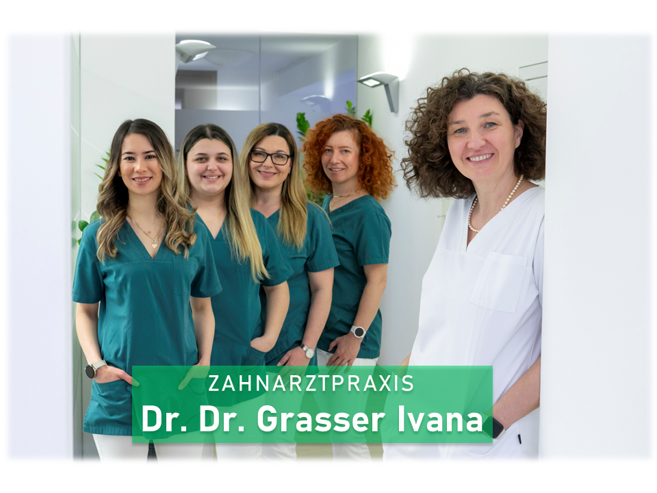Eine Gruppe von fünf Frauen in Dentalkerklinikum, vier in grüner Arbeitskleidung und eine in weißem Kittel, vor einem weißen Hintergrund mit Pflanzen, für eine zahnärztliche Praxiswerbung.