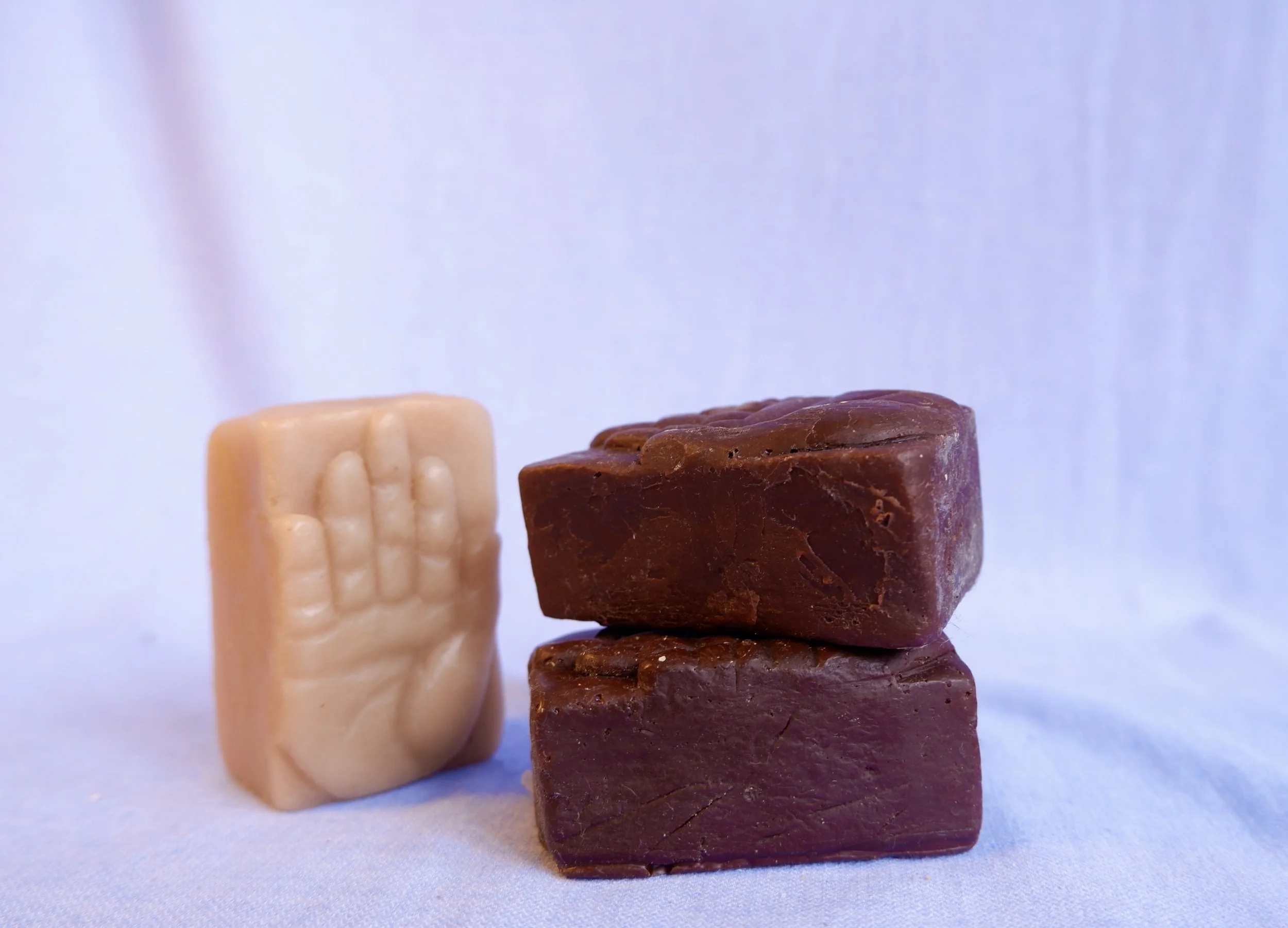 Wax touch. A small hand as a gesture of support. I’ve got you!