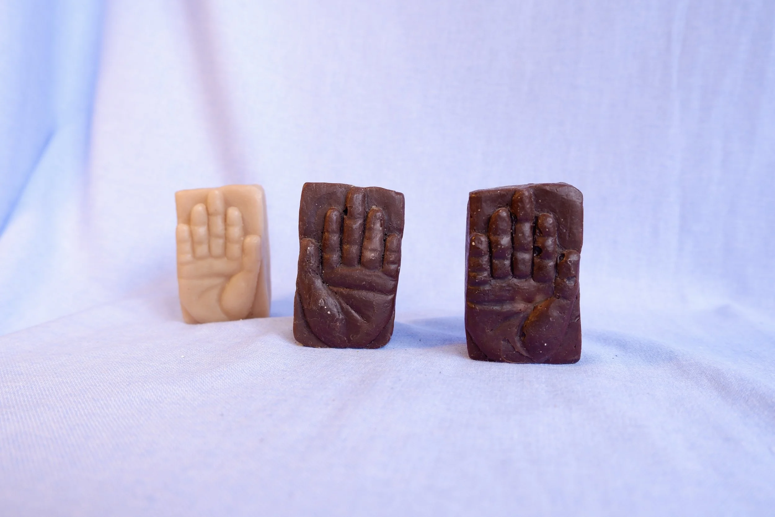 Wax touch. A small hand as a gesture of support. I’ve got you!