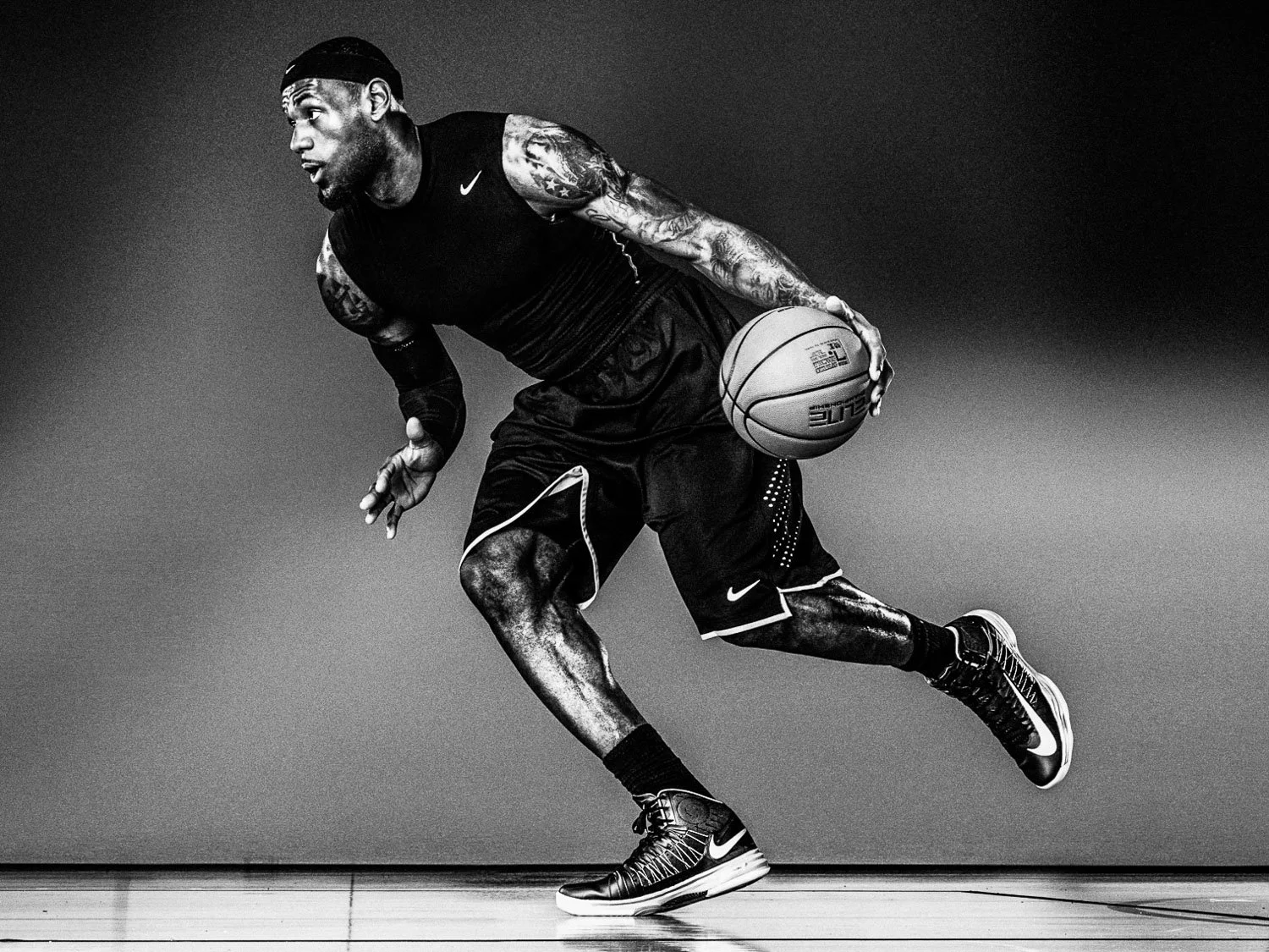 01-LDN12_NIKEPLUS_BB_AT_LEBRON_DIGITAL-WINDOWS_ACTION_03 (1).jpg