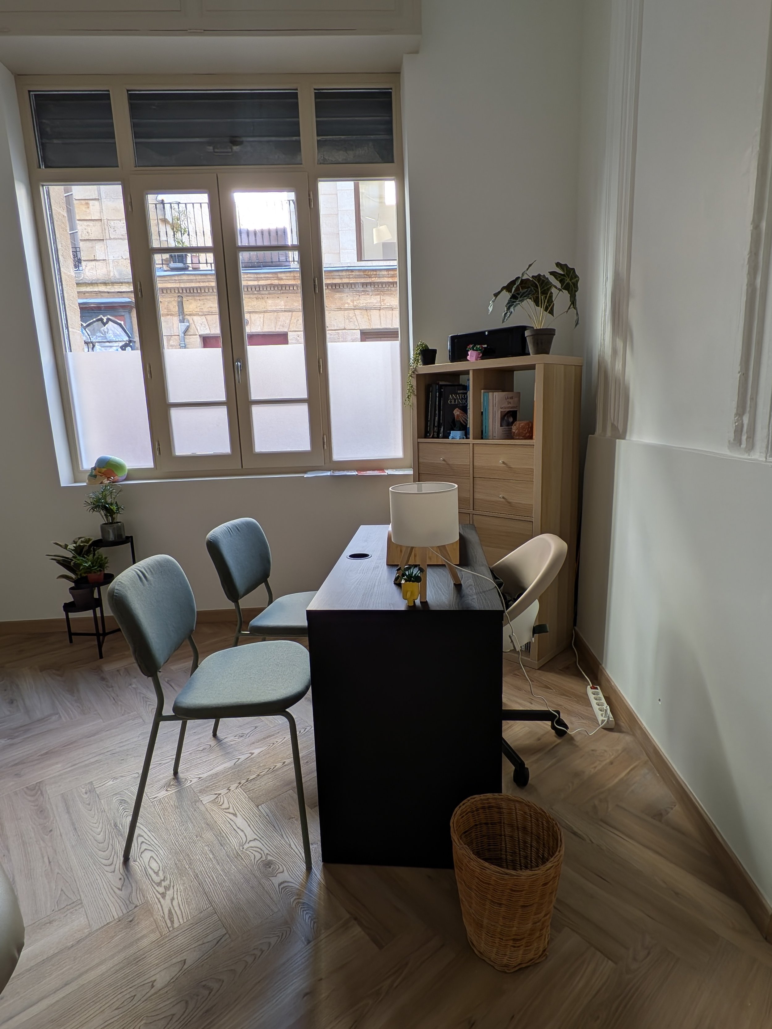 Espace de consultation et fauteuils d'accueil du cabinet d'ostéopathie à Bordeaux