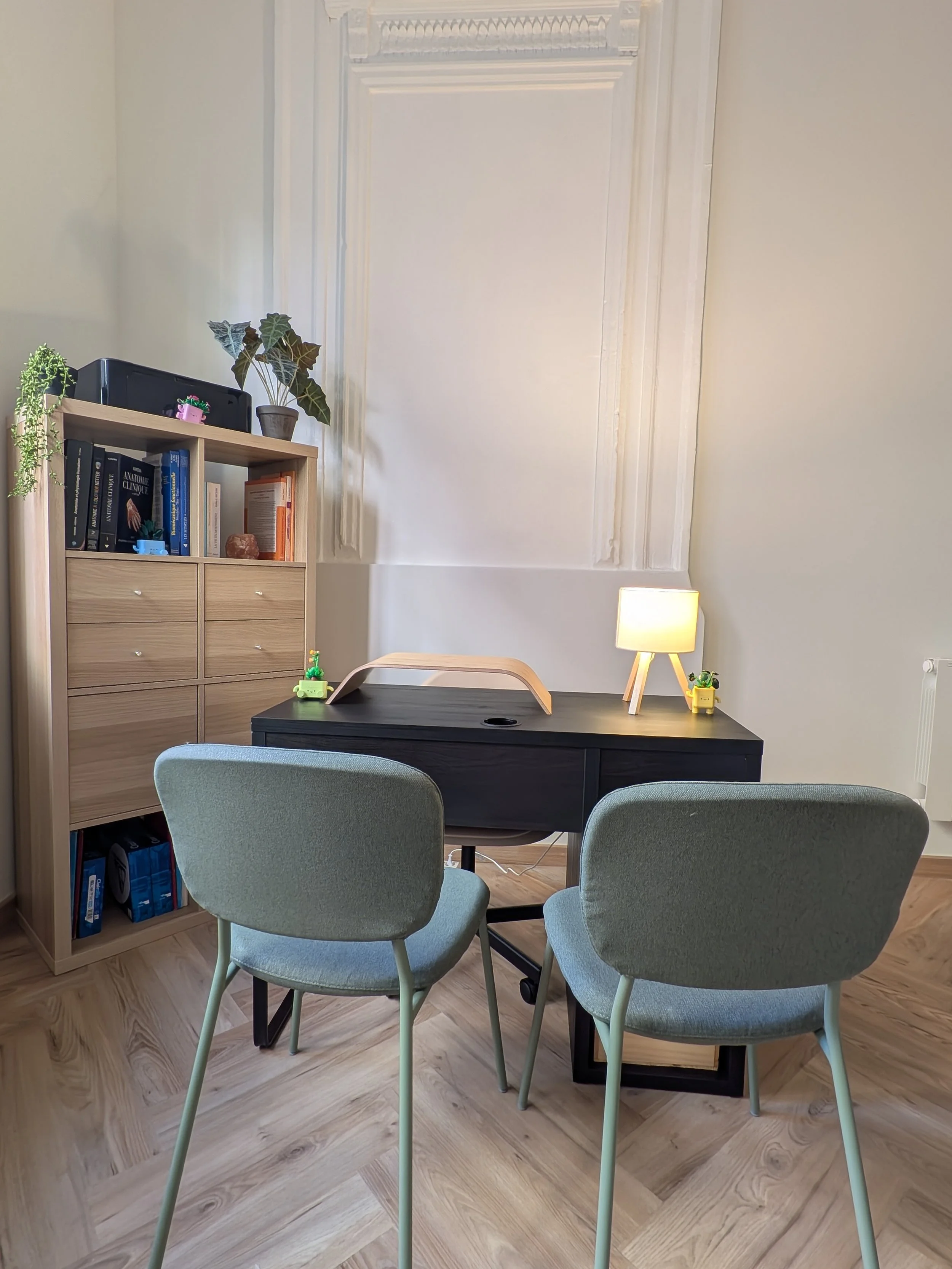 Bureau de consultation et fauteuil du cabinet d'ostéopathie Romane Pierre à Bordeaux