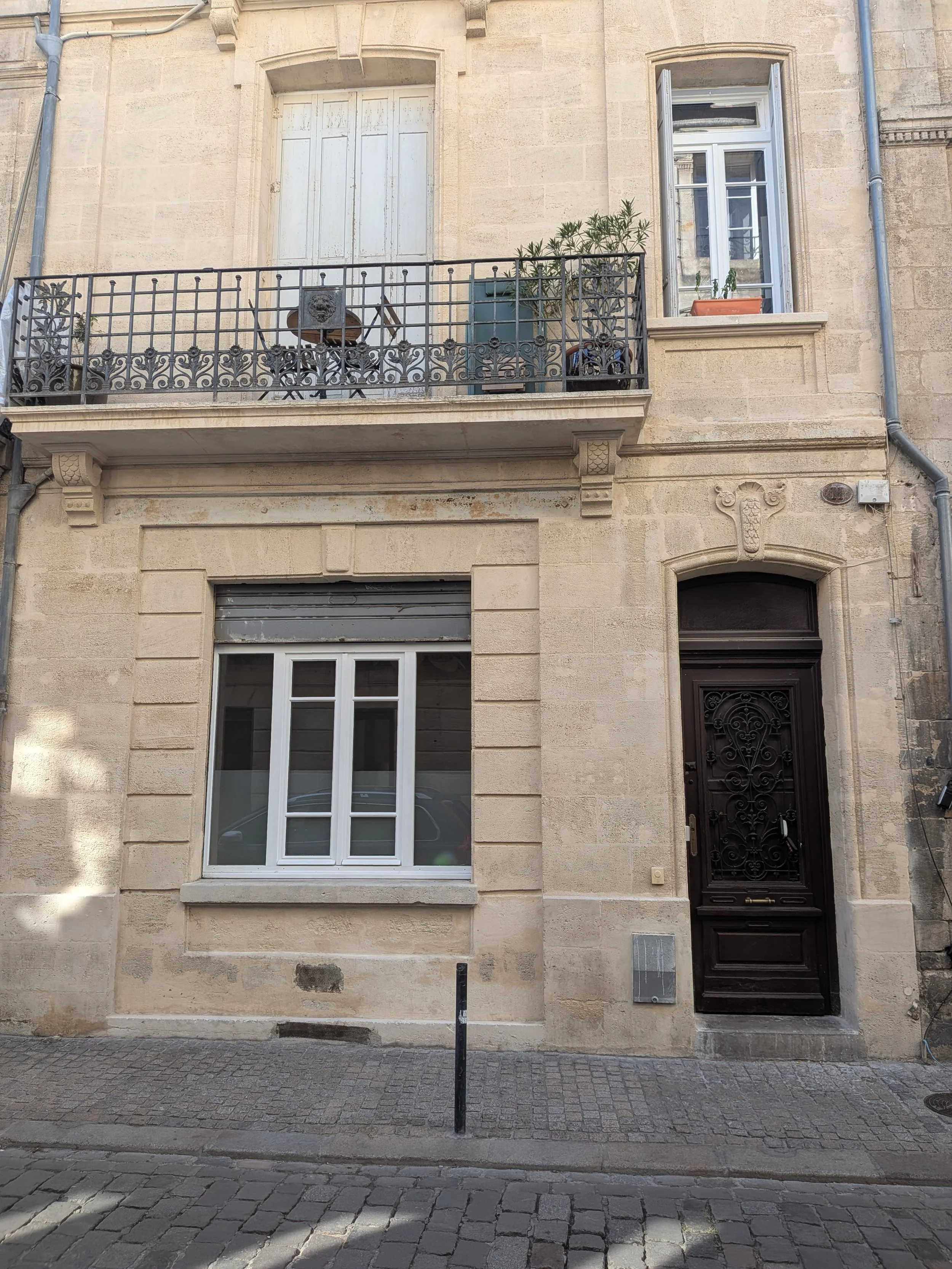 Façade en pierre et porte d'entrée du cabinet d'ostéopathie à Bordeaux