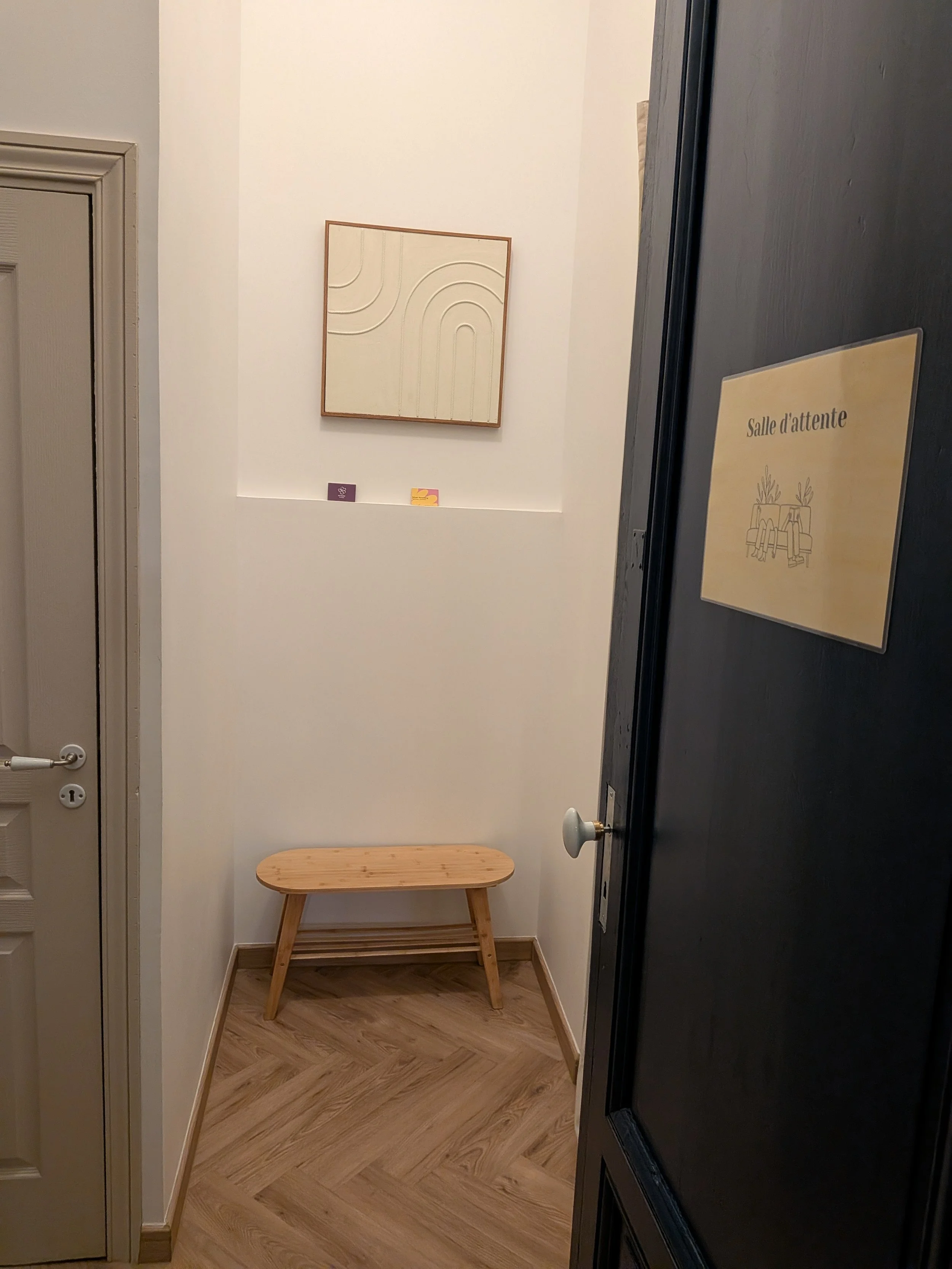 Entrée et plaque de la salle d'attente du cabinet de santé à Bordeaux