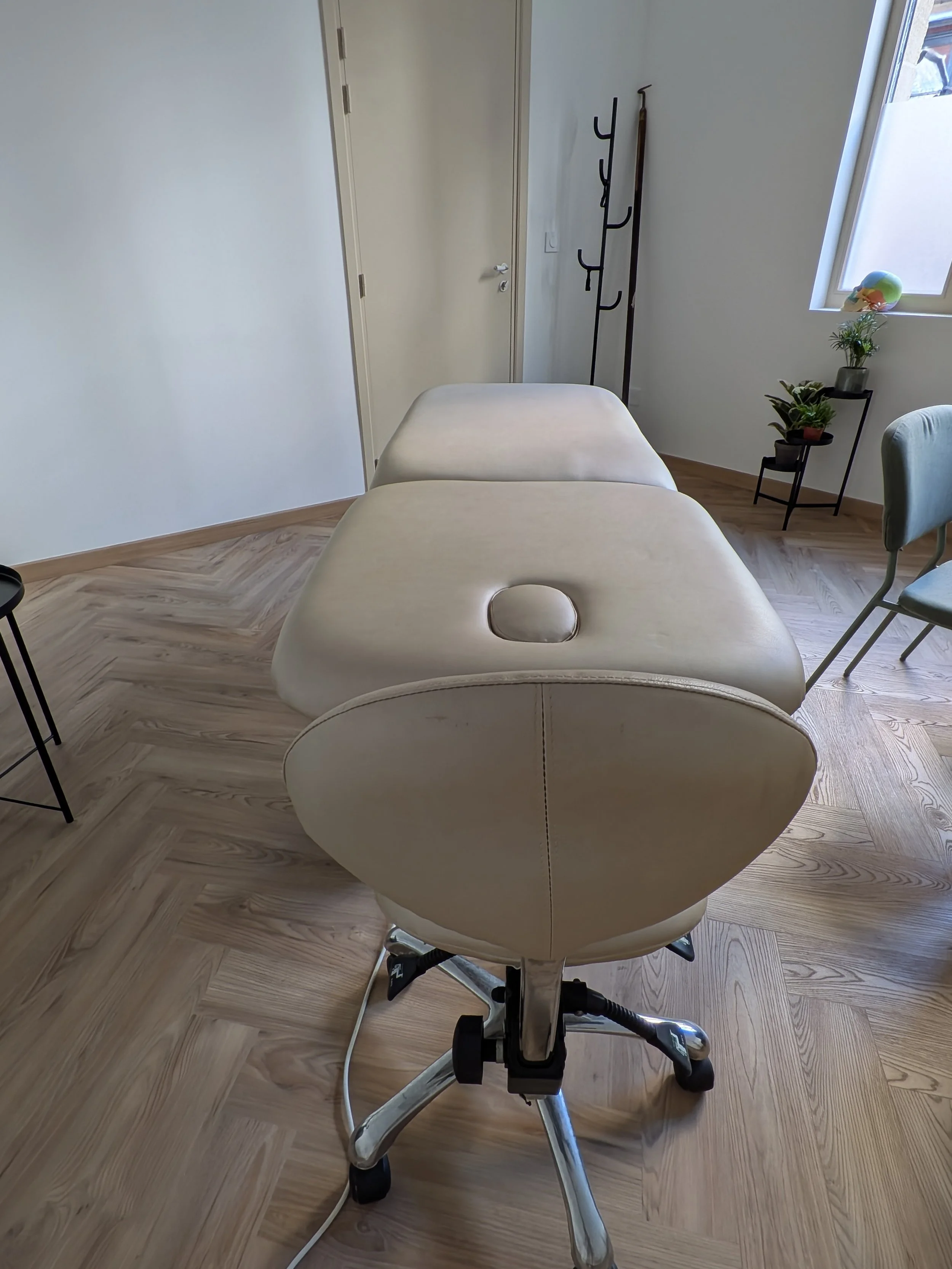 Table d'ostéopathie et espace de soins lumineux dans le cabinet de Romane Pierre