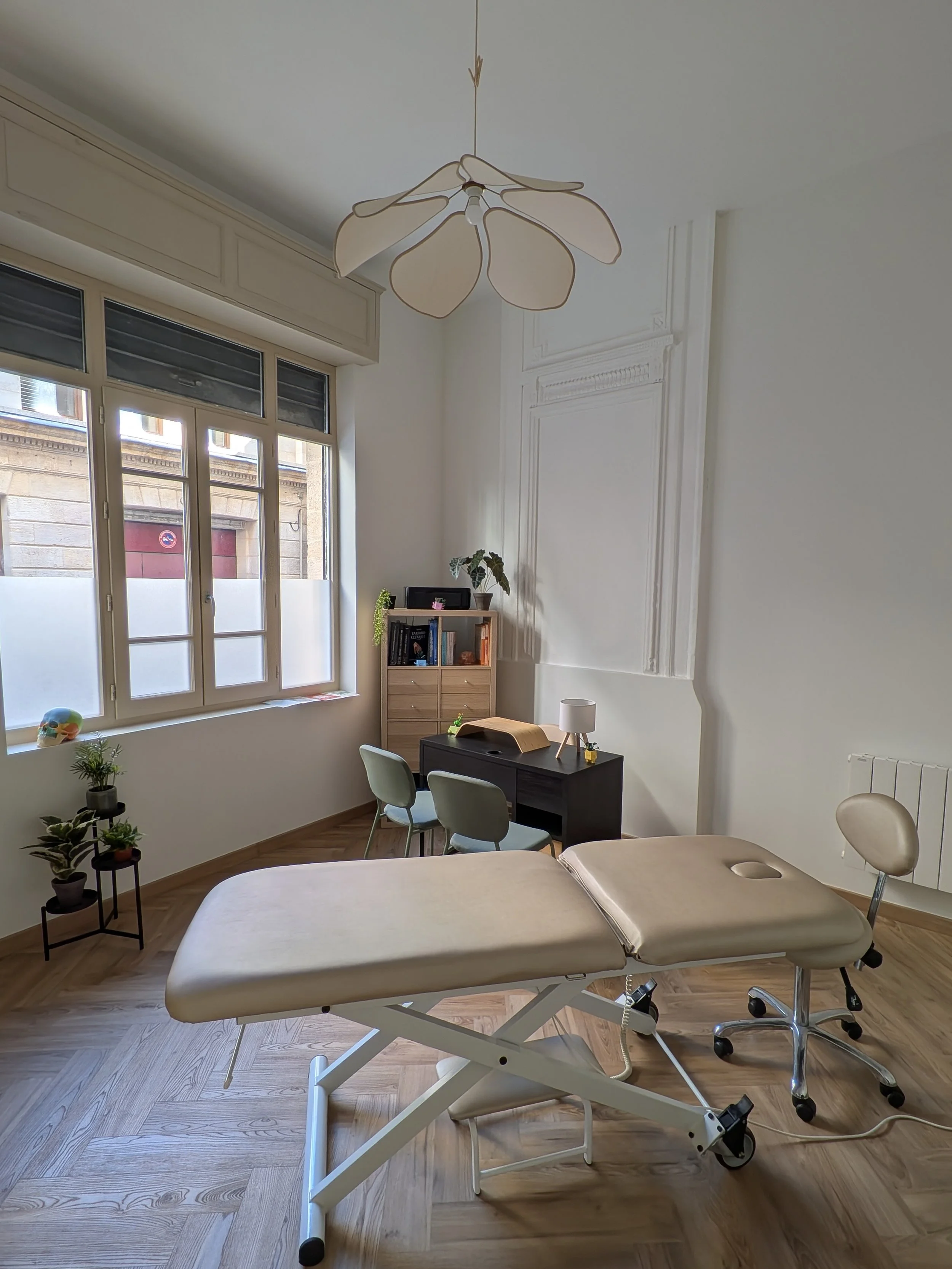 Table de soin et salle de consultation du cabinet d'ostéopathie Romane Pierre à Bordeaux