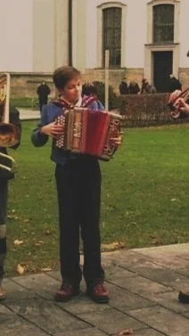 Felix Brandauer in jungen Jahren auf der Steirischen Harmonika