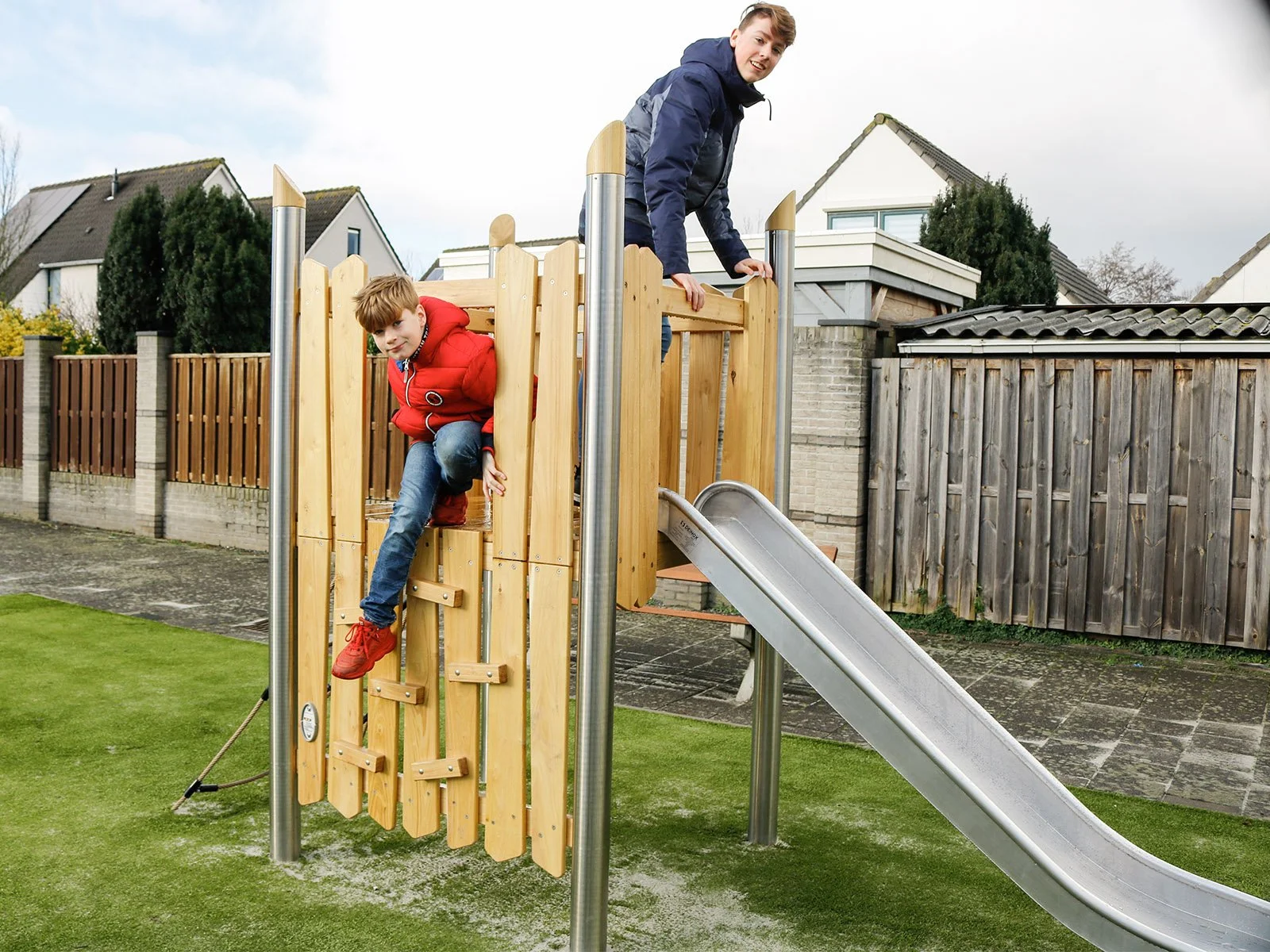 Robinio 101 playground structure for public spaces, ages 3–14, combines climbing and stainless steel slide, compact design, durable materials, EN 1176 compliant.