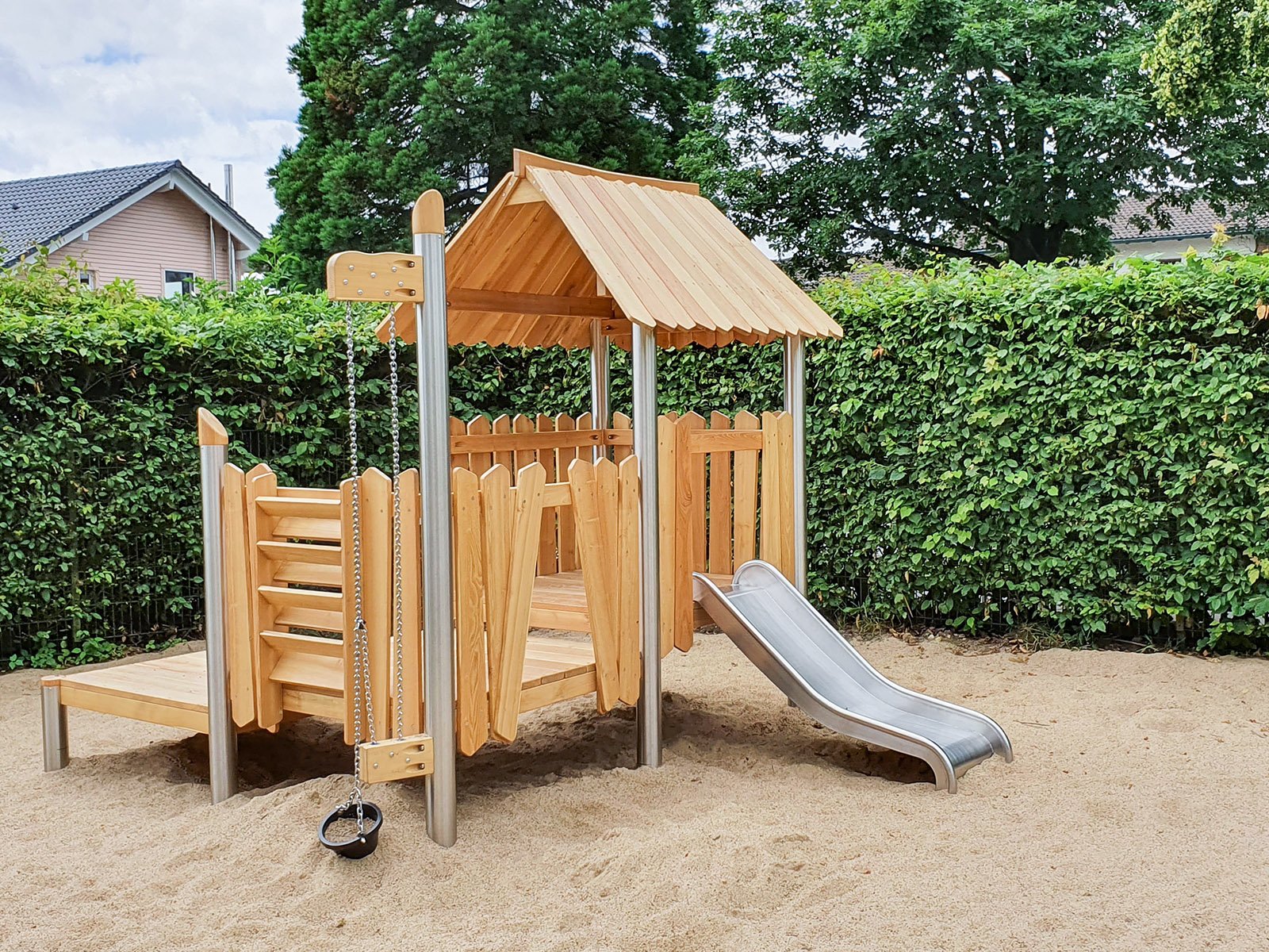 Compact roofed playground set with slide for young children, designed for public outdoor areas and compliant with EN 1176 safety standards.