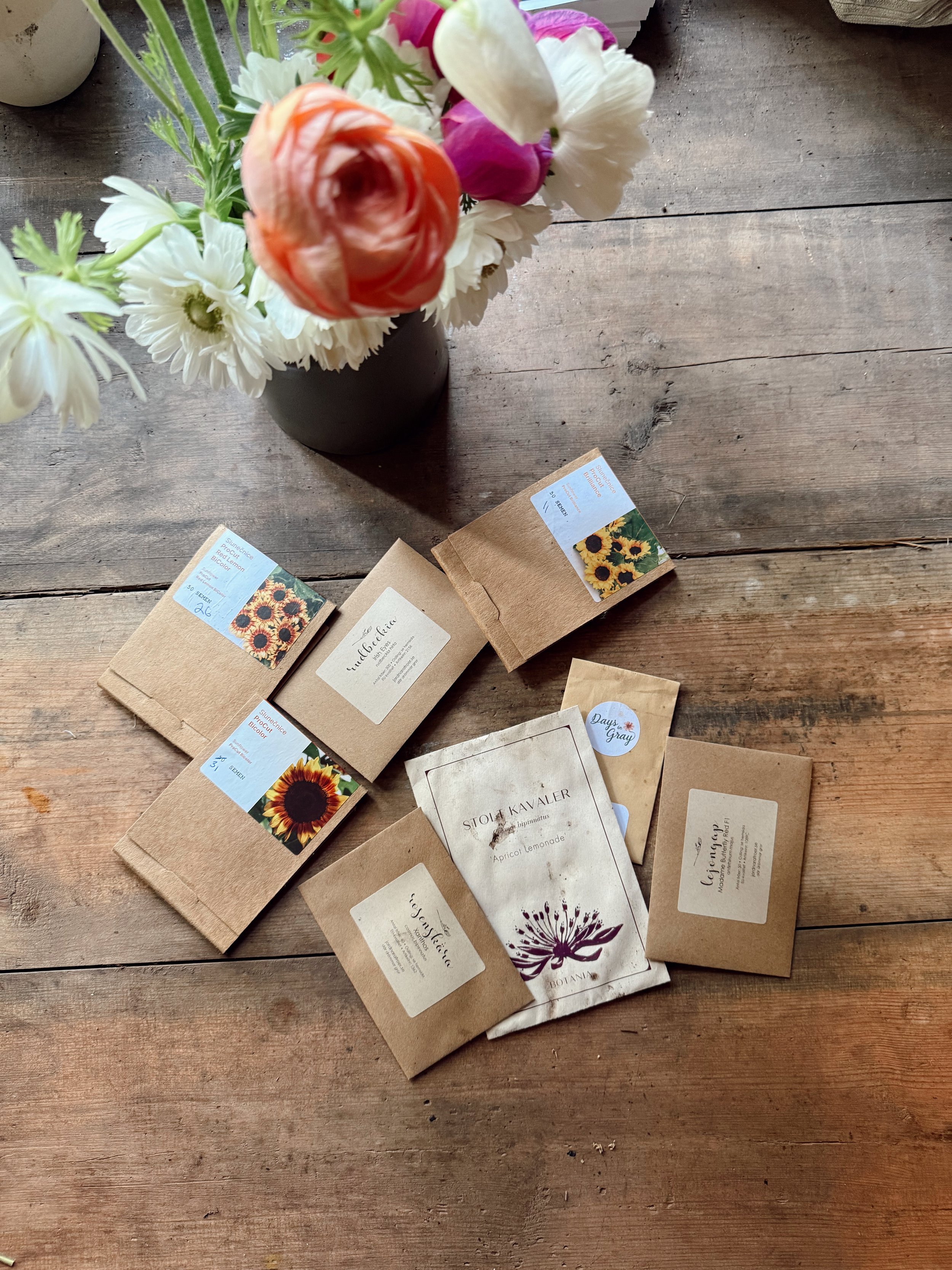 Siemenpusseja puisella pöydällä.