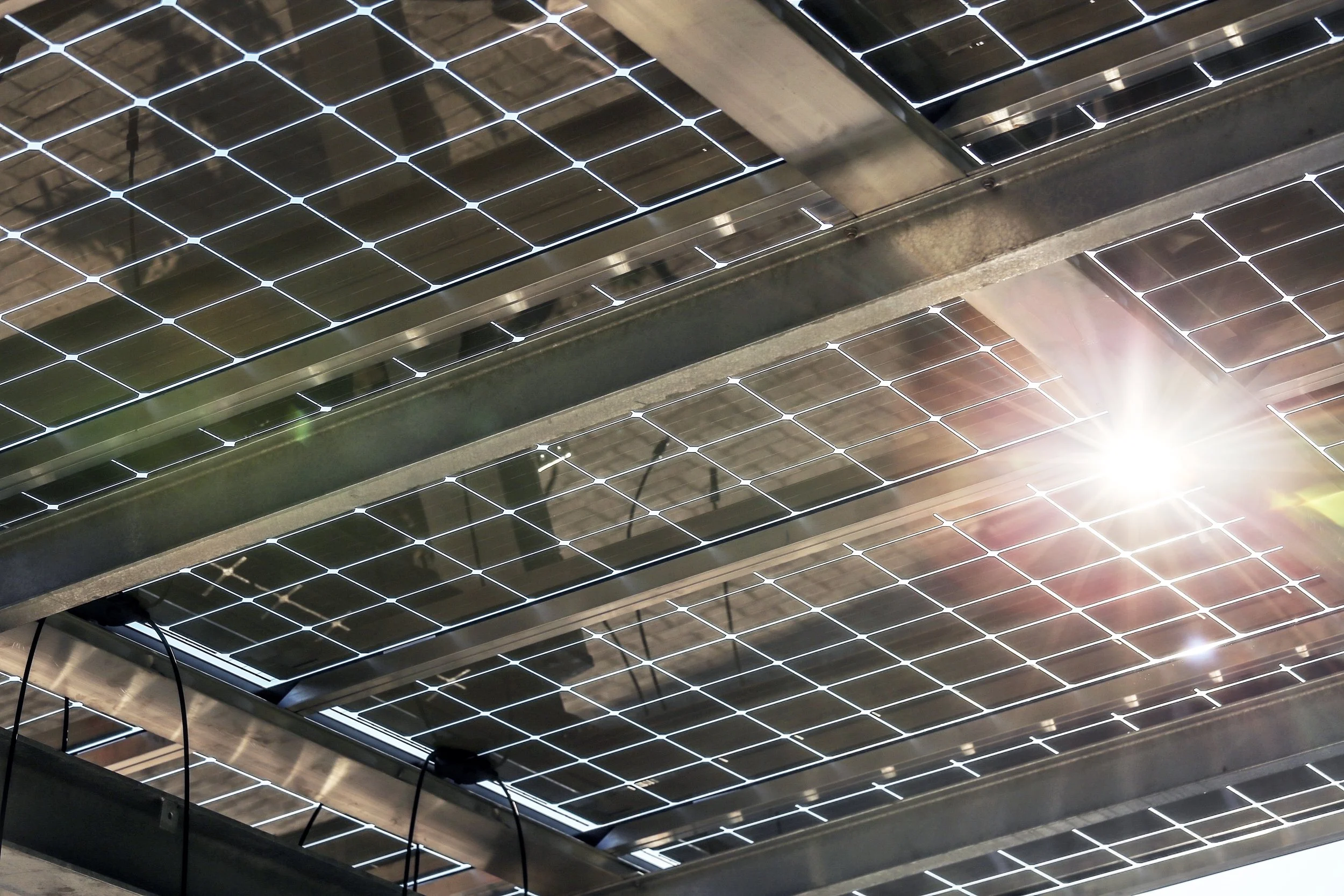 Solarzellen, die Sonnenlicht auf einer Dachfläche reflektieren.