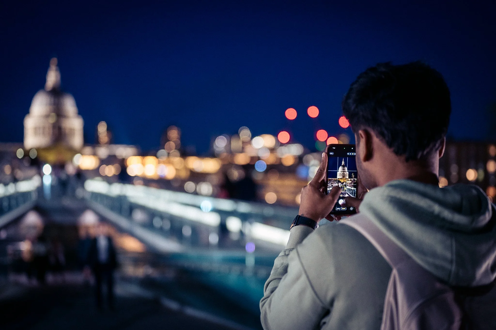 Person taking a photo of St. Paul's Cathedral in London with an iPhone