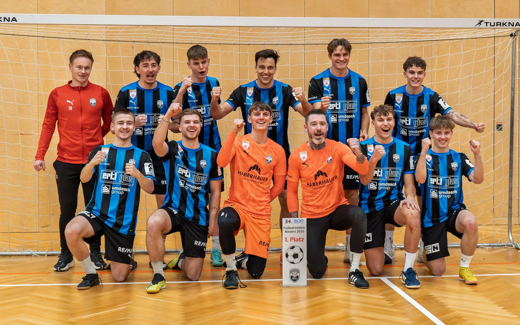 Fußballteam mit Siegertrophäe in Halle