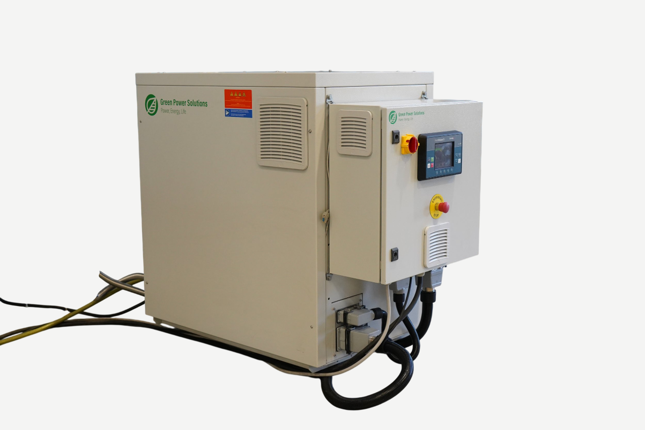 Generatore di energia elettrica di colore bianco con pannello di controllo e pulsanti, marchiato con etichetta "Green Power Solutions".