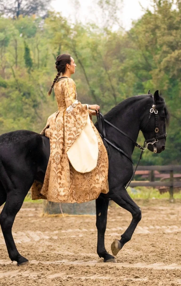Gaia Esposito mentre lavora con i cavalli per lezioni e shooting pubblicitari a Milano