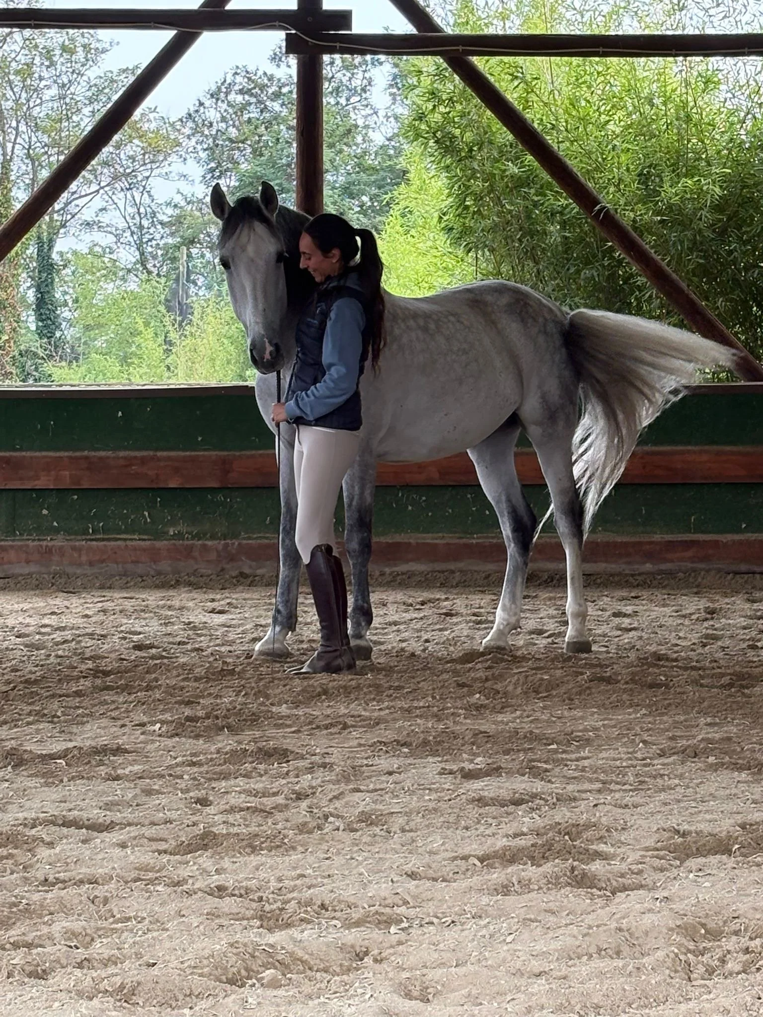 Gaia Esposito a cavallo durante l'addestramento di un cavallo spagnolo a Milano