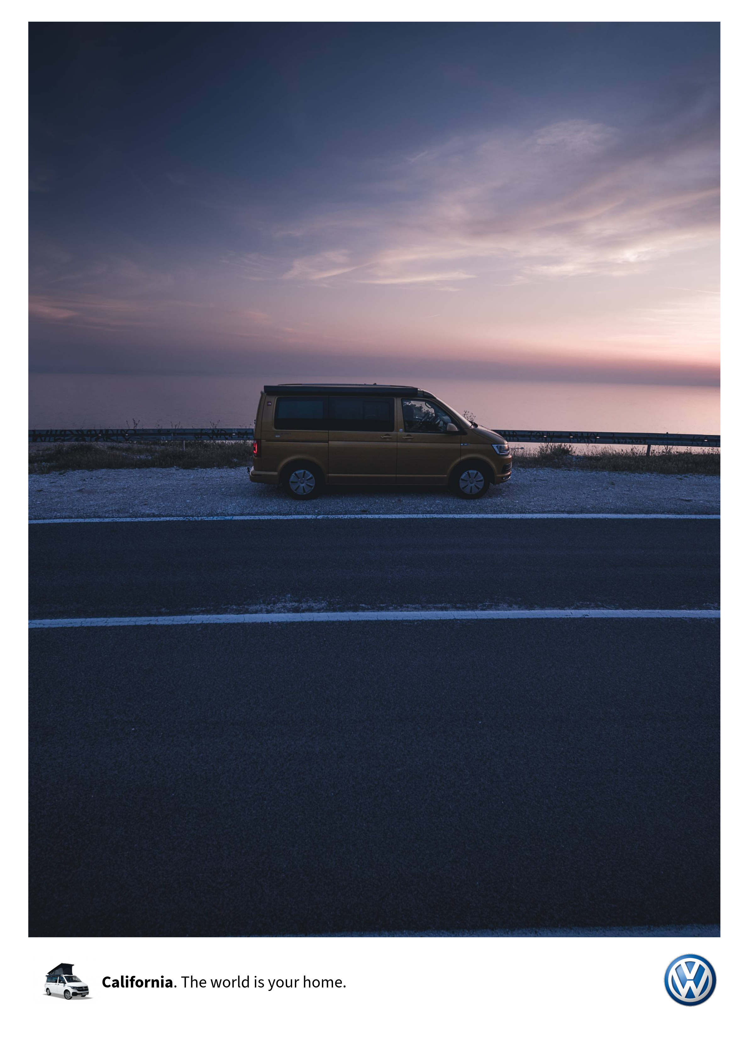 Ein blauer Van steht am Straßenrand vor einer Küstenlandschaft bei Sonnenuntergang, mit Himmel in Blau- und Pinktönen. Dies ist ein Werbebild für Volkswagen mit dem Slogan "California. Die Welt ist dein Zuhause."