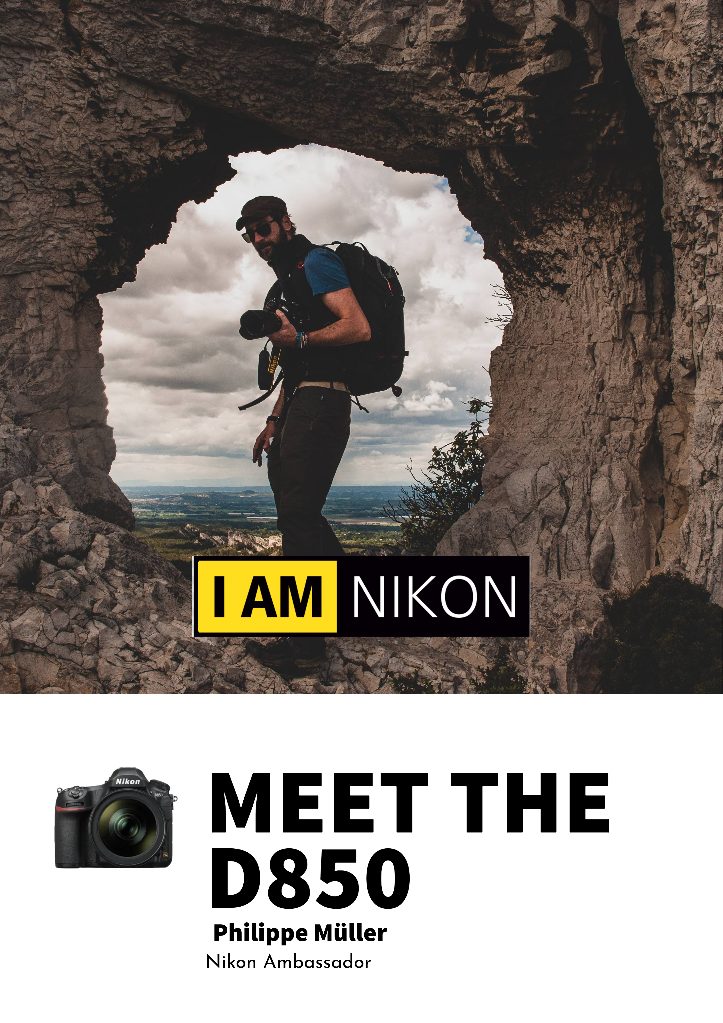 Ein Fotograf steht vor einer natürlichen Felsöffnung mit Blick auf eine Landschaft unter einem bewölkten Himmel.