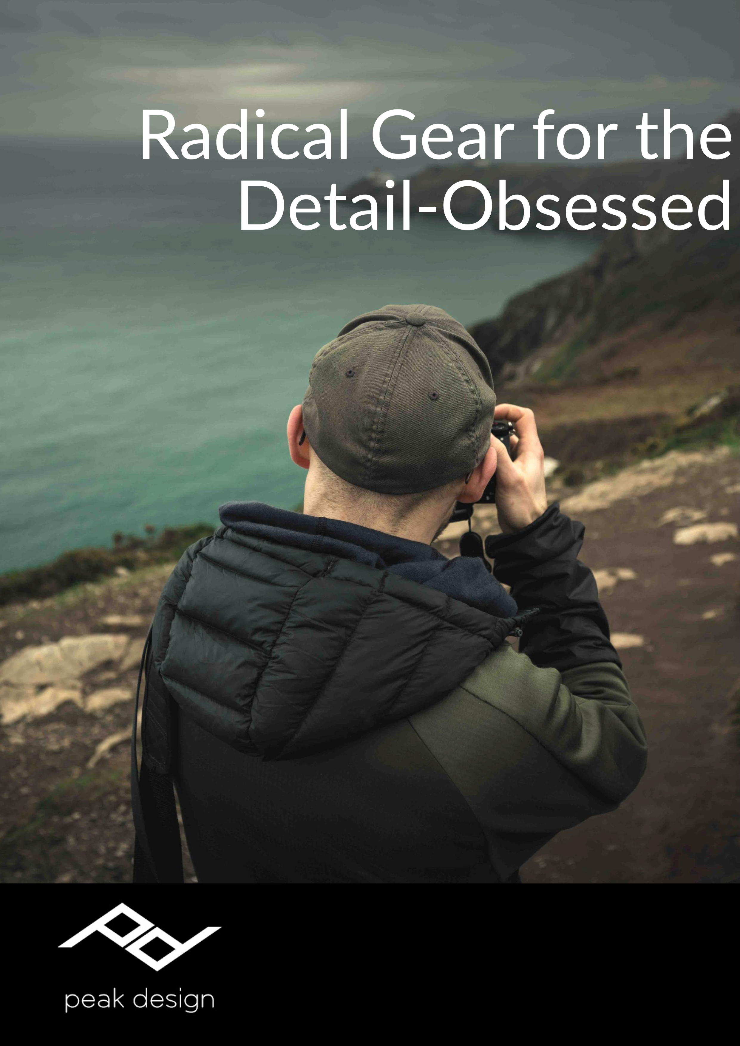 Ein Mann fotografiert eine Küste mit steilen Klippen und an der Küste gelegenen Bäumen bei bewölktem Himmel, trägt eine olivgrüne Jacke und einen Mützenhut, im oberen Drittel Text: "Radical Gear for the Detail-Obessed" und im unteren Logo mit Schrift