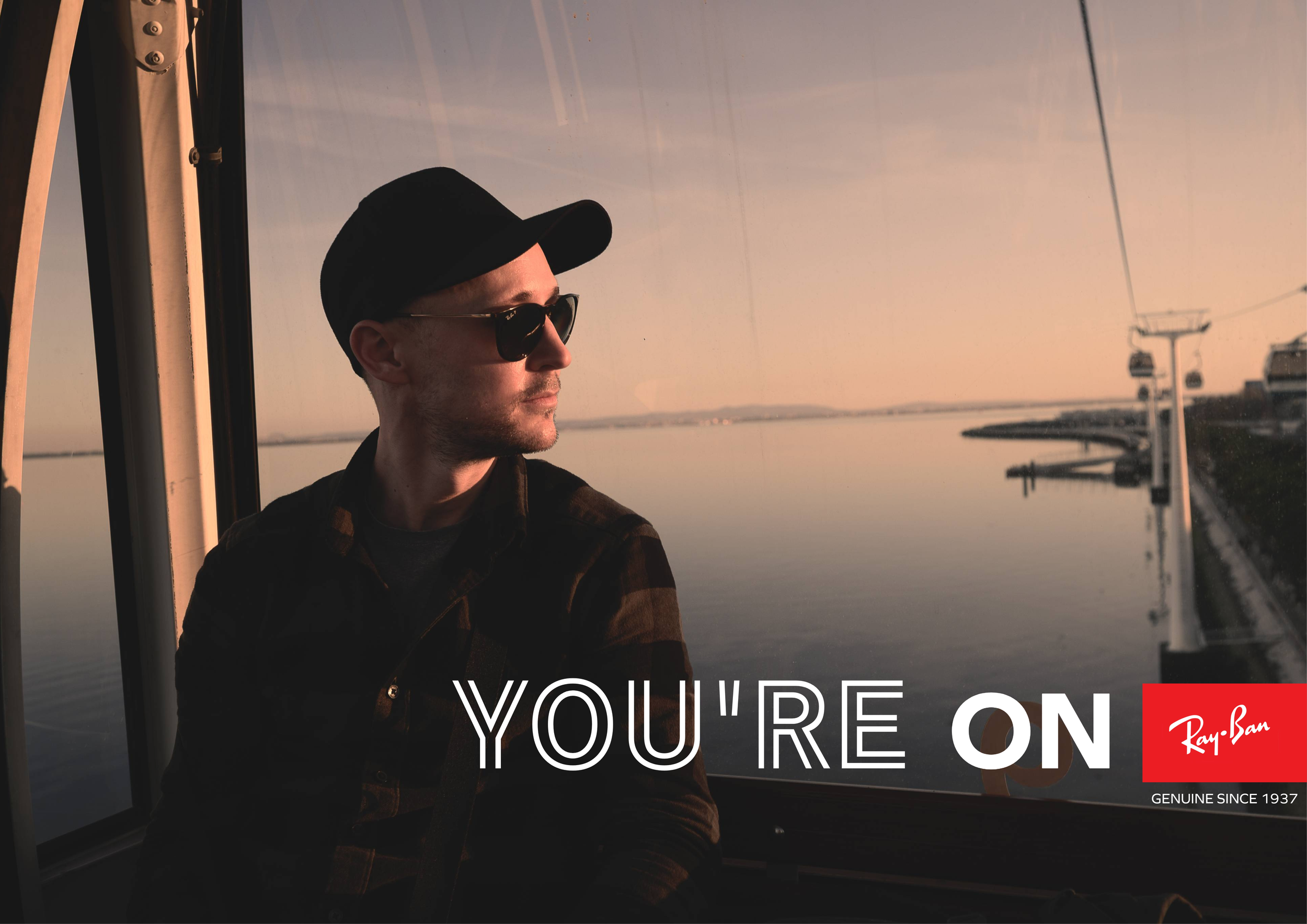 Eine junge Person trägt Sonnenbrille und eine Kappe, schaut nach draußen auf einem Boot während des Sonnenuntergangs über einem ruhigen Fluss oder Meer.