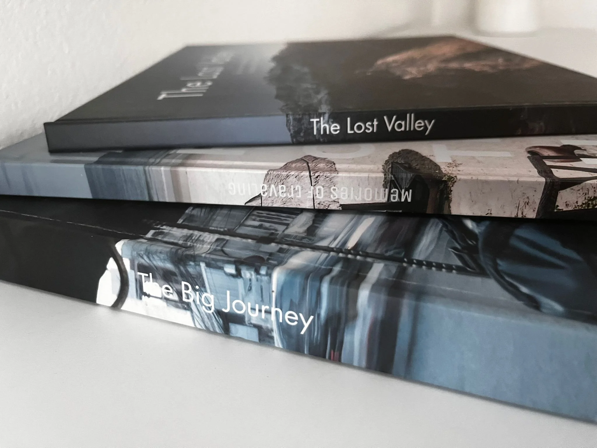 Drei Bücher übereinander, Titel 'The Big Journey', 'Memories of Lavalle', und 'The Lost Valley'.