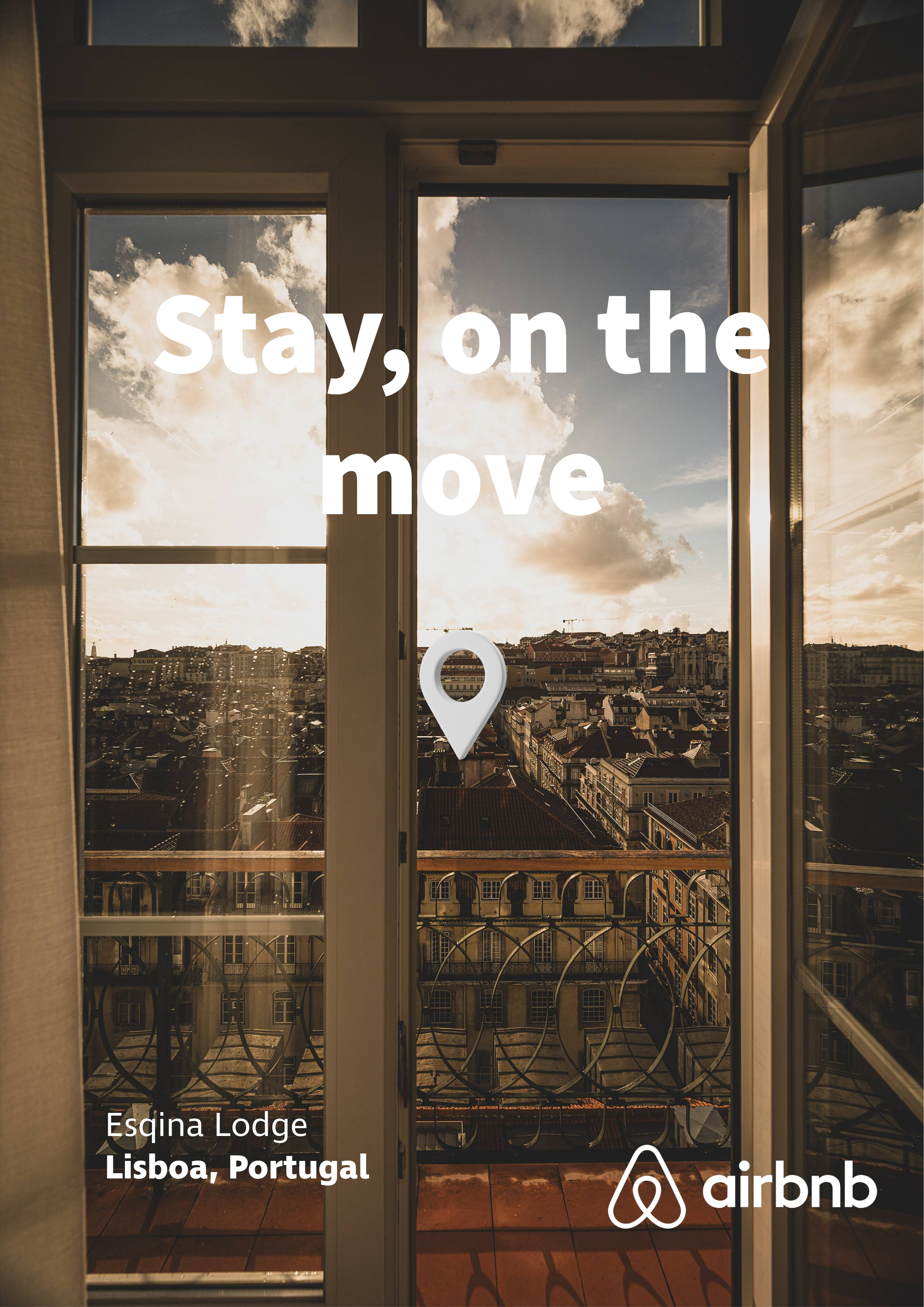 Blick auf eine Stadt von einem Balkon mit offenen Glas Türen, Himmel mit Wolken, stehender Sonnenschein, Werbung für Airbnb in Lissabon, Portugal, bei Esquina Lodge.