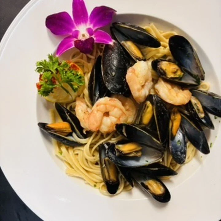 Linguine Paradise: mussels and shrimp over linguine