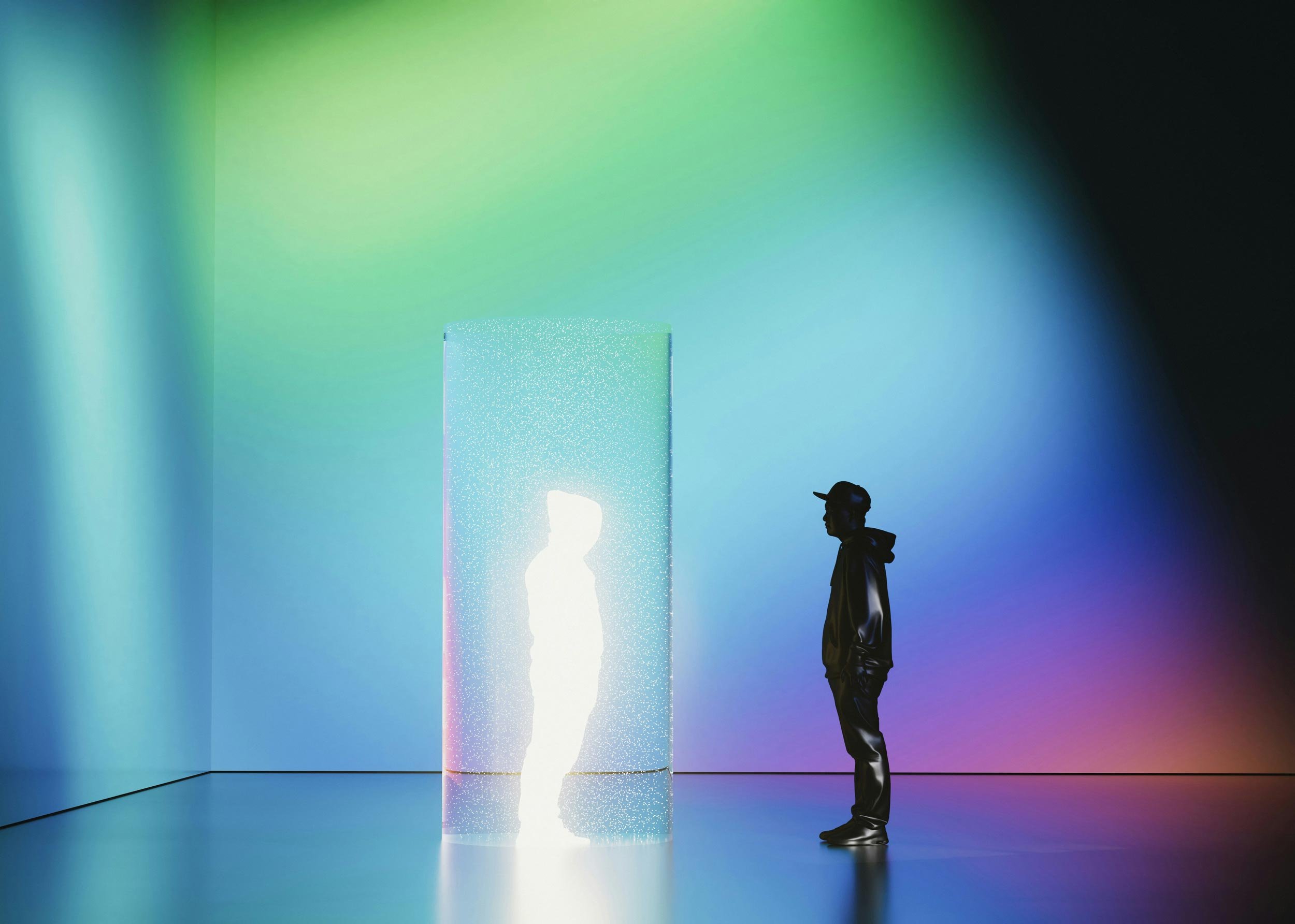Ein Mann in dunkler Kleidung schaut auf eine leuchtende, holographische Figur, die in einem rechteckigen Rahmen erscheint und die Farben des Regenbogens reflektiert.