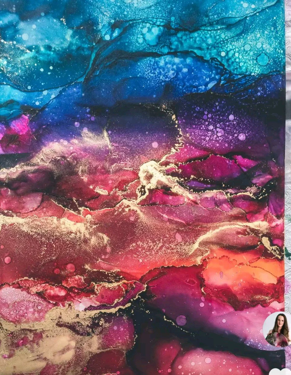 Abstraction fluide aux encres colorées, dégradés de bleu, violet et rose, traversée de veinures dorées et de textures organiques évoquant un paysage en mouvement.