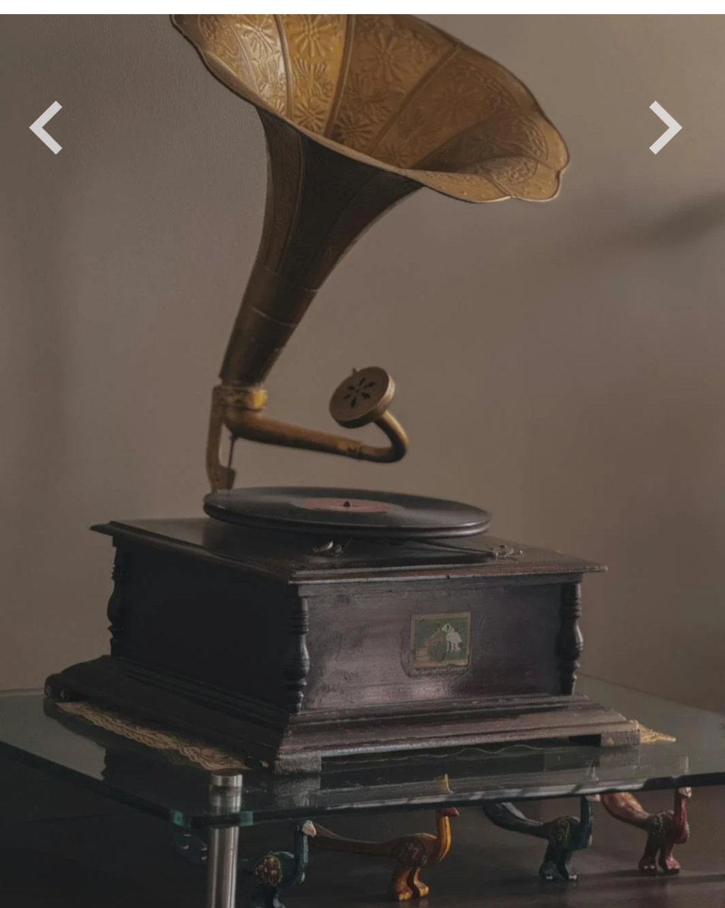 Gramophone ancien en bois et laiton, objet de référence utilisé dans le processus créatif du tableau Transition.