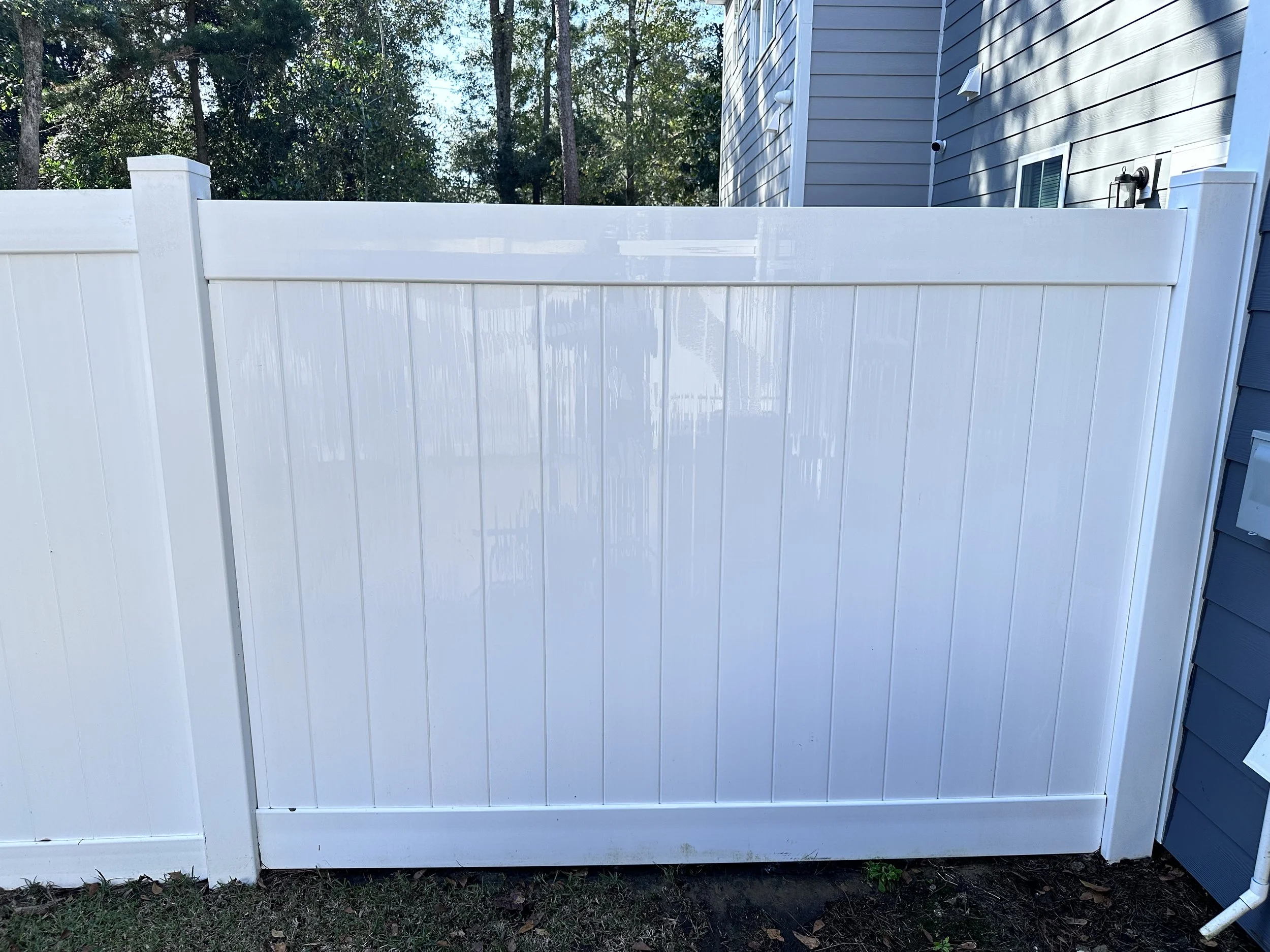 Clean white fence, pressure washing 
