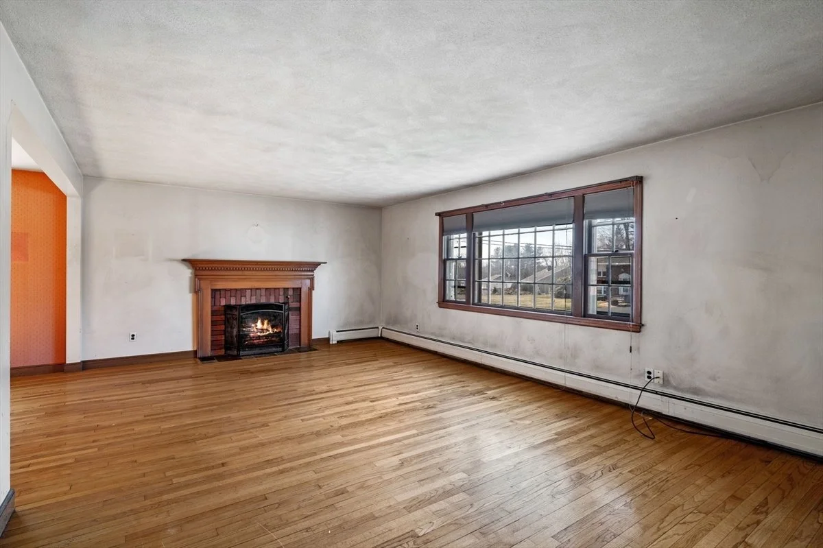 33 Marla Lane BEFORE Living room.jpeg