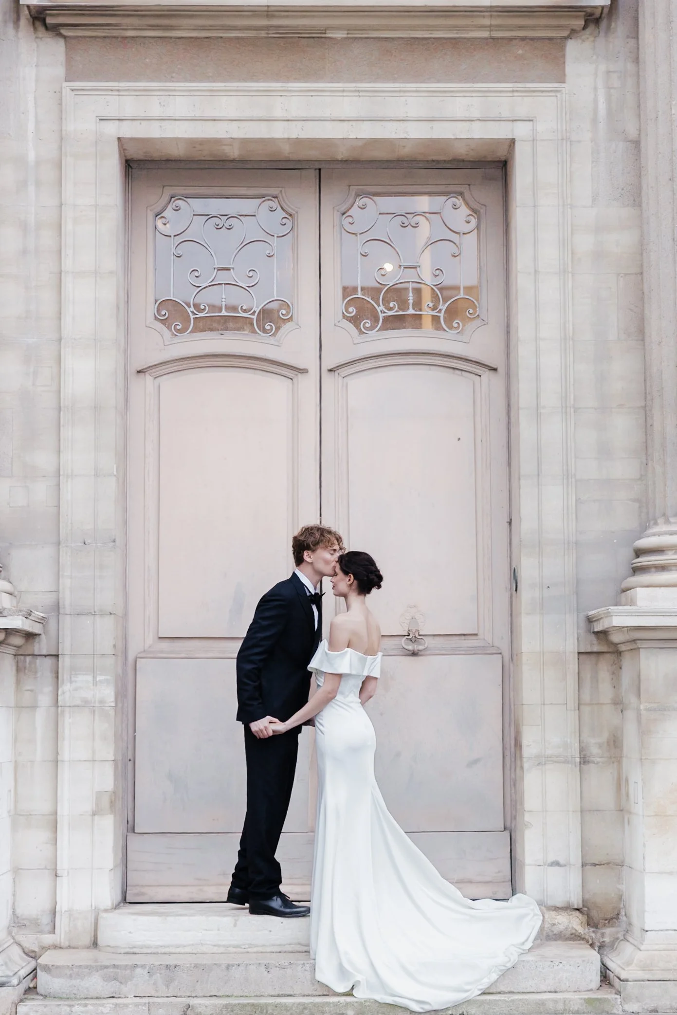 Session engagement au Louvre, couple sessions editorial, mariage haut de gamme, photographe mariage paris et destination wedding, robe madame a dit oui, costume homme mariage.
