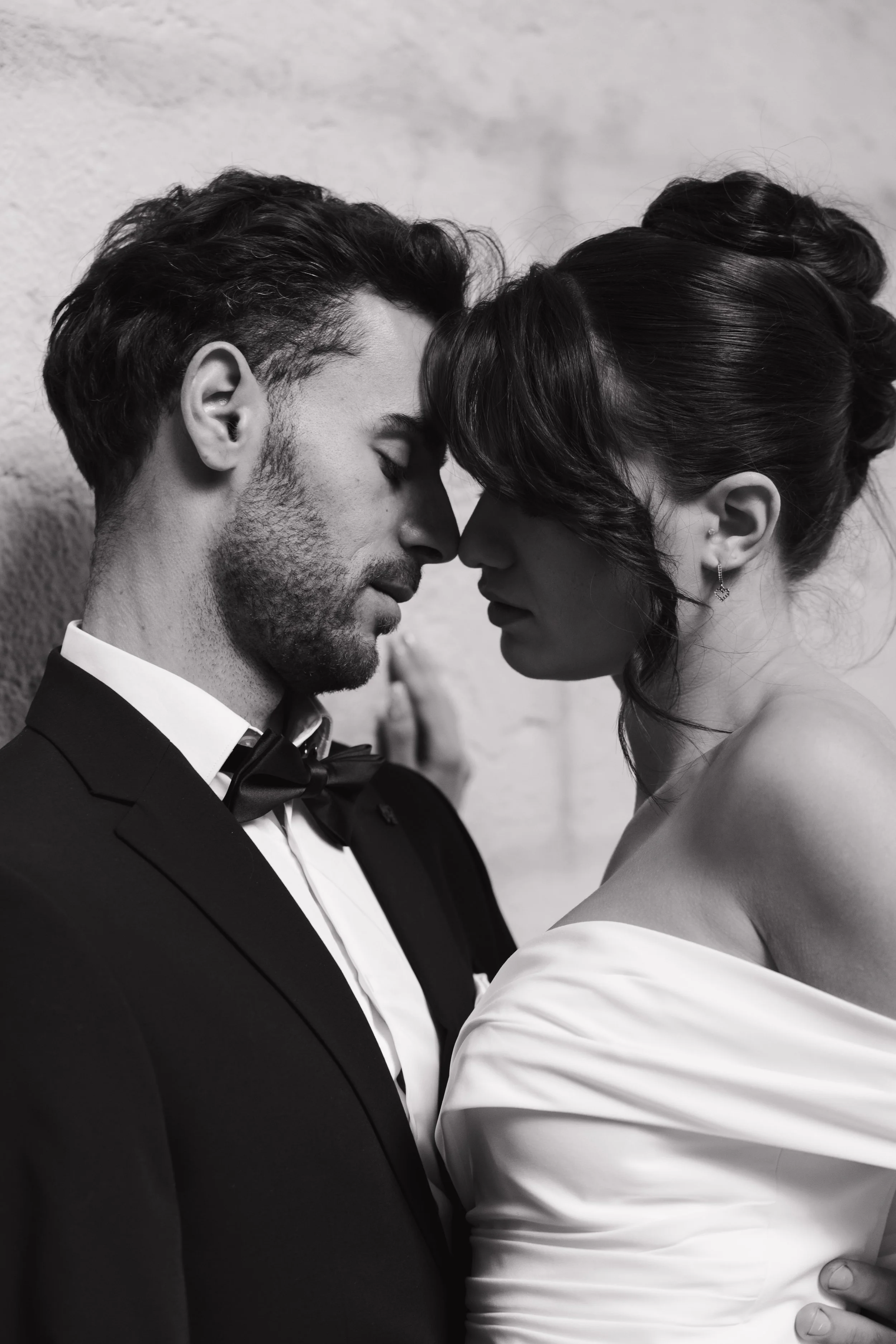 Un homme et une femme, en robe de mariage, se touchent le front en position intime, en noir et blanc à Lyon 2ème à l'hôtel dieu à l'intercontinental 