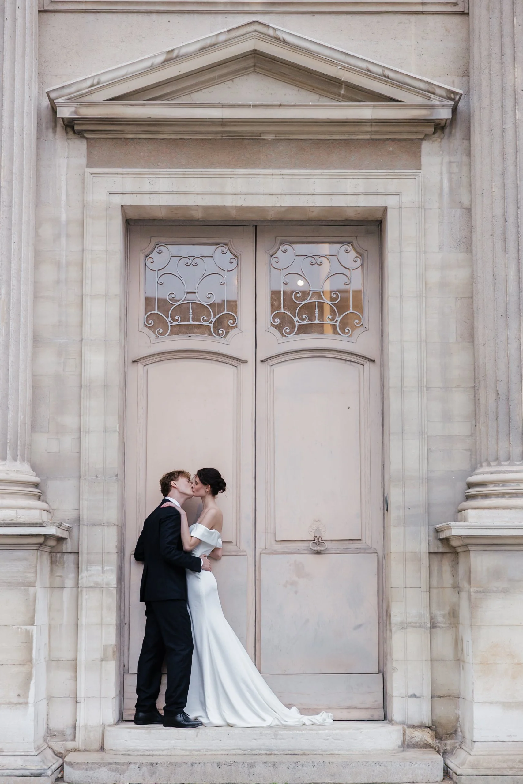 Session engagement au Louvre, couple sessions editorial, mariage haut de gamme, photographe mariage paris et destination wedding, robe madame a dit oui, costume homme mariage.