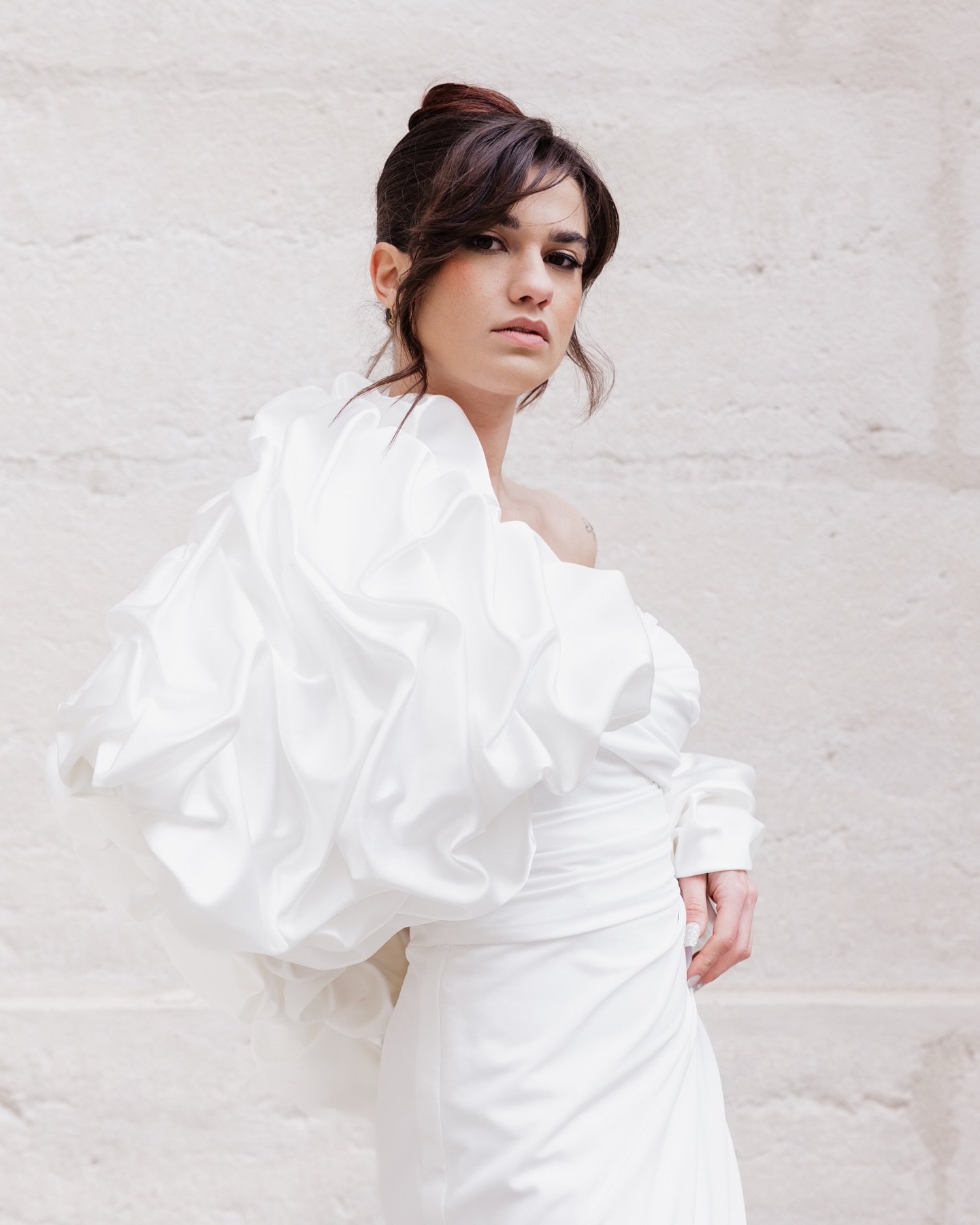Une s&eacute;ance engagement destin&eacute;e &agrave; photographier l&rsquo;essentiel avant le grand jour. Une approche sinc&egrave;re laissant place aux gestes spontan&eacute;s et aux regards qui parlent plus fort que les mots. 

Photographes : @ame