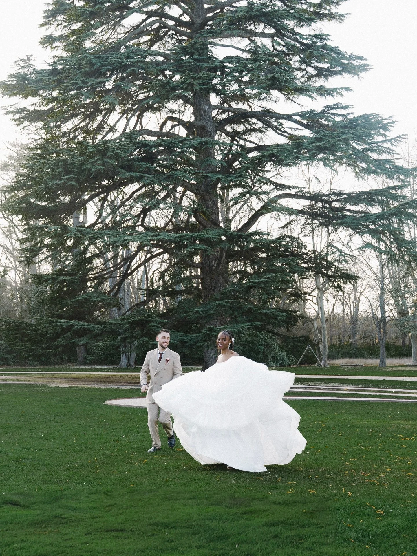FR - Se courir apr&egrave;s comme au premier jour, jusqu&rsquo;en oublier l&rsquo;objectif pour ne garder que l&rsquo;essentiel. Sa moiti&eacute;, un jardin &agrave; la fran&ccedil;aise dans un ch&acirc;teau d&rsquo;exception, et deux c&oelig;urs qui