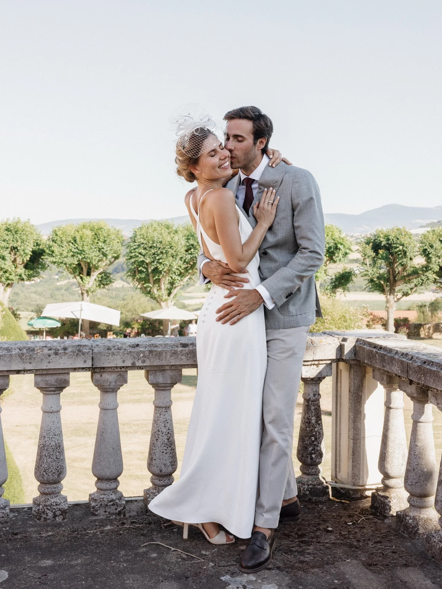 FR - Mariage au Ch&acirc;teau de Lachal, sous le signe de l&rsquo;amour et du soleil. Une journ&eacute;e remplie d&rsquo;&eacute;motion, de convivialit&eacute; et de moments forts. 

La session couple vous permet de vous retrouver dans votre bulle le