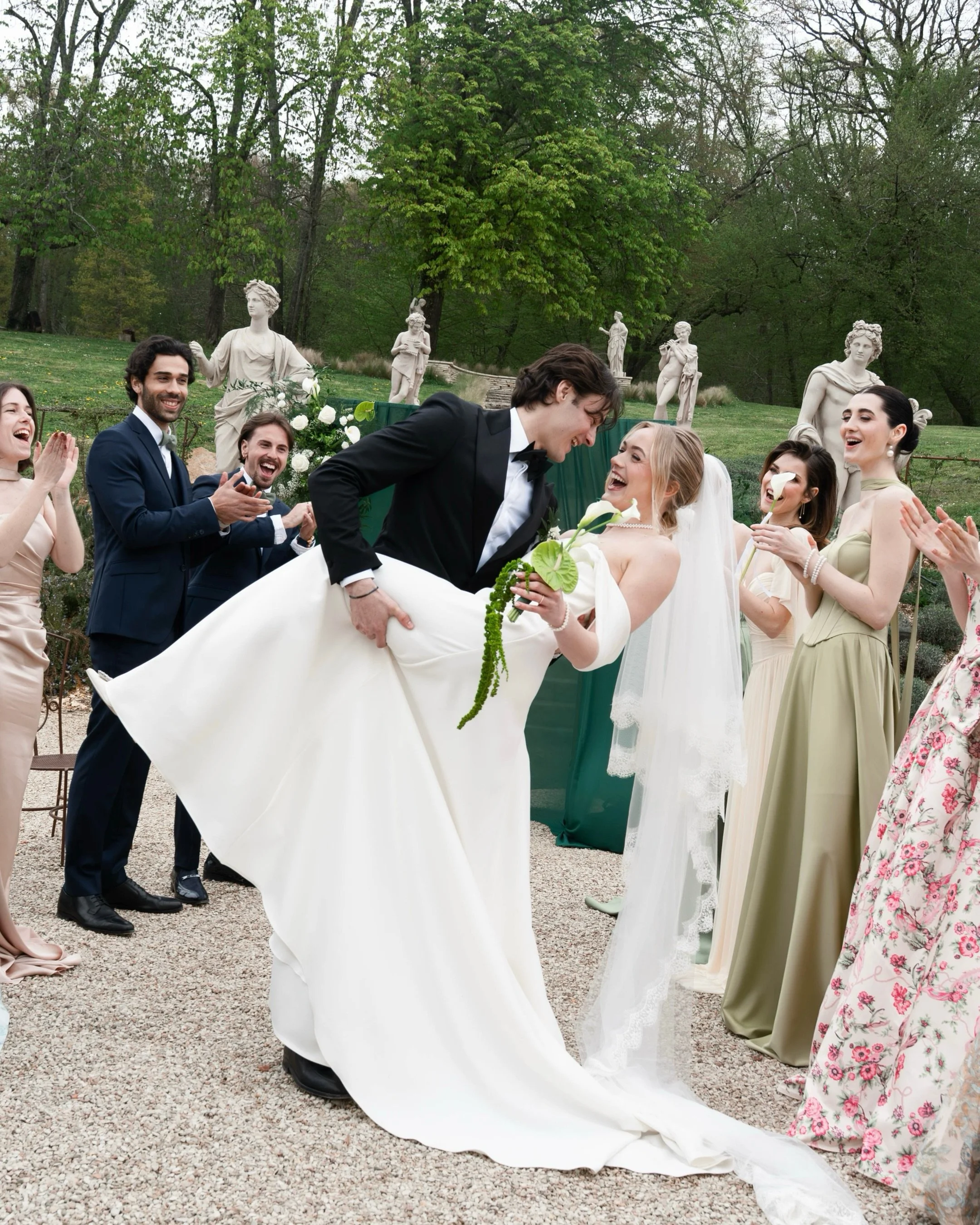 FR - Nous sommes Carla et Jeremy, photographes de mariage num&eacute;rique et argentique.

Bas&eacute; entre Lyon et Bordeaux nous nous d&eacute;pla&ccedil;ons l&agrave; o&ugrave; les c&oelig;urs choisissent de nous faire confiance.

Chaque couple es