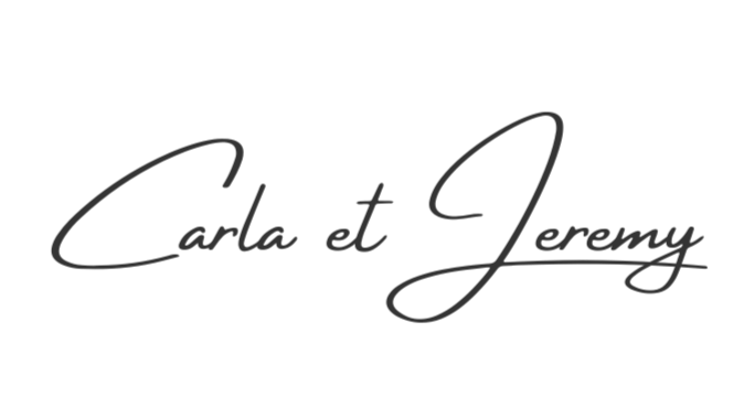 Texte écrit 'Carla et Jeremy' en cursive gris sur un fond noir. Signature de deux photographes.