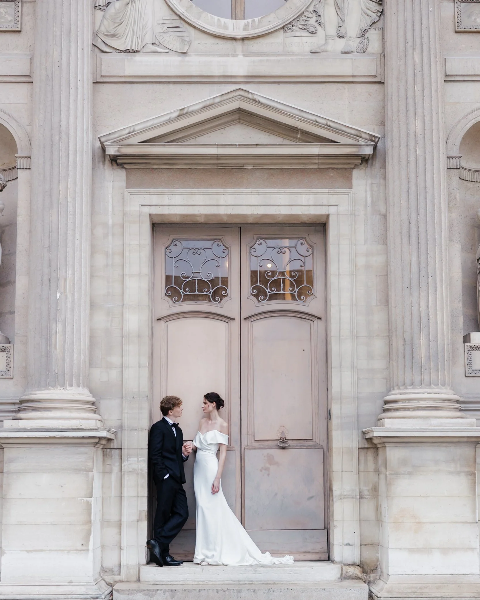 Session engagement au Louvre, couple sessions editorial, mariage haut de gamme, photographe mariage paris et destination wedding, robe madame a dit oui, costume homme mariage.