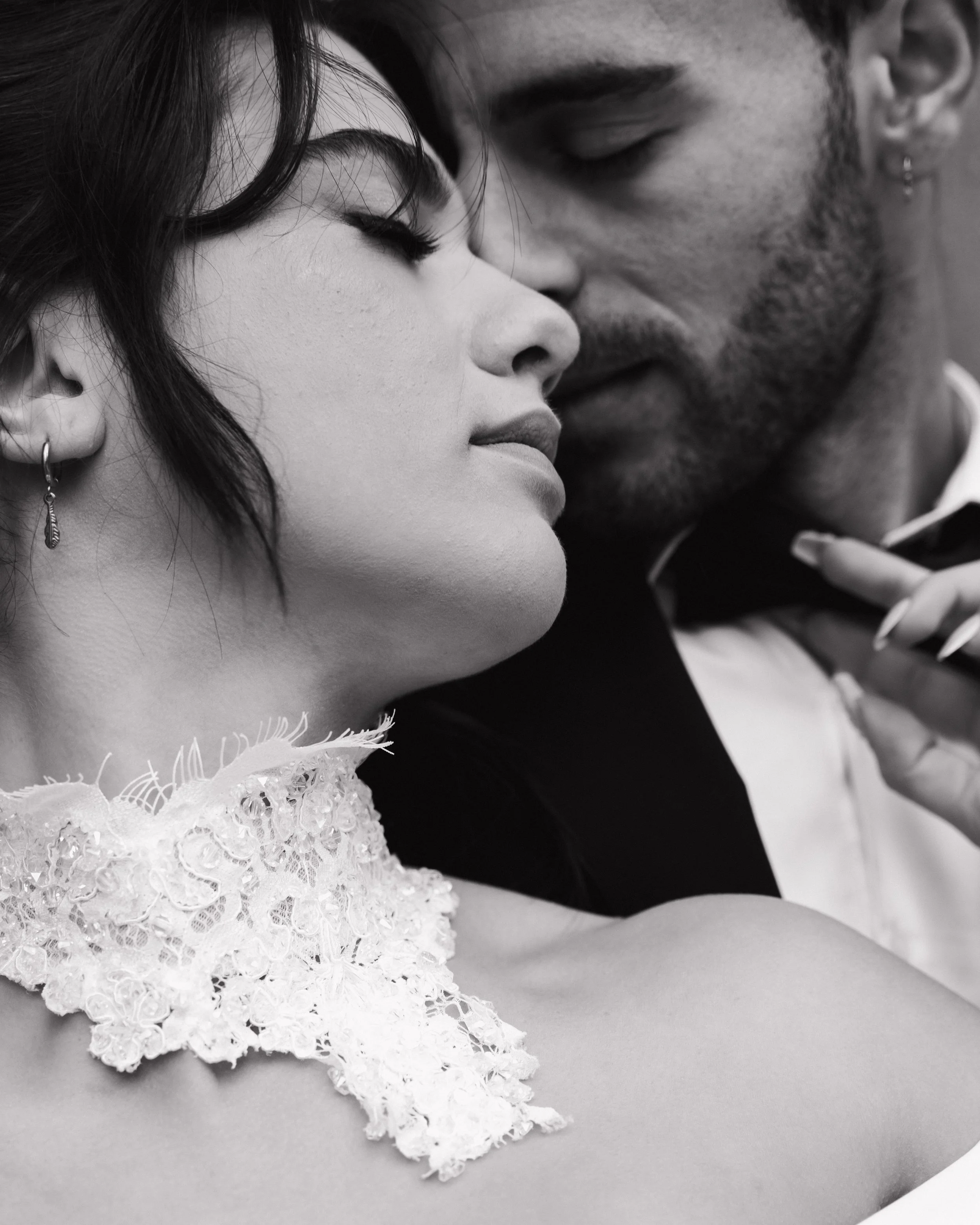 Un couple en gros plan, proche l'un de l'autre, dans une pose intime, en noir et blanc à Lyon 2ème à l'hôtel dieu à l'intercontinental 