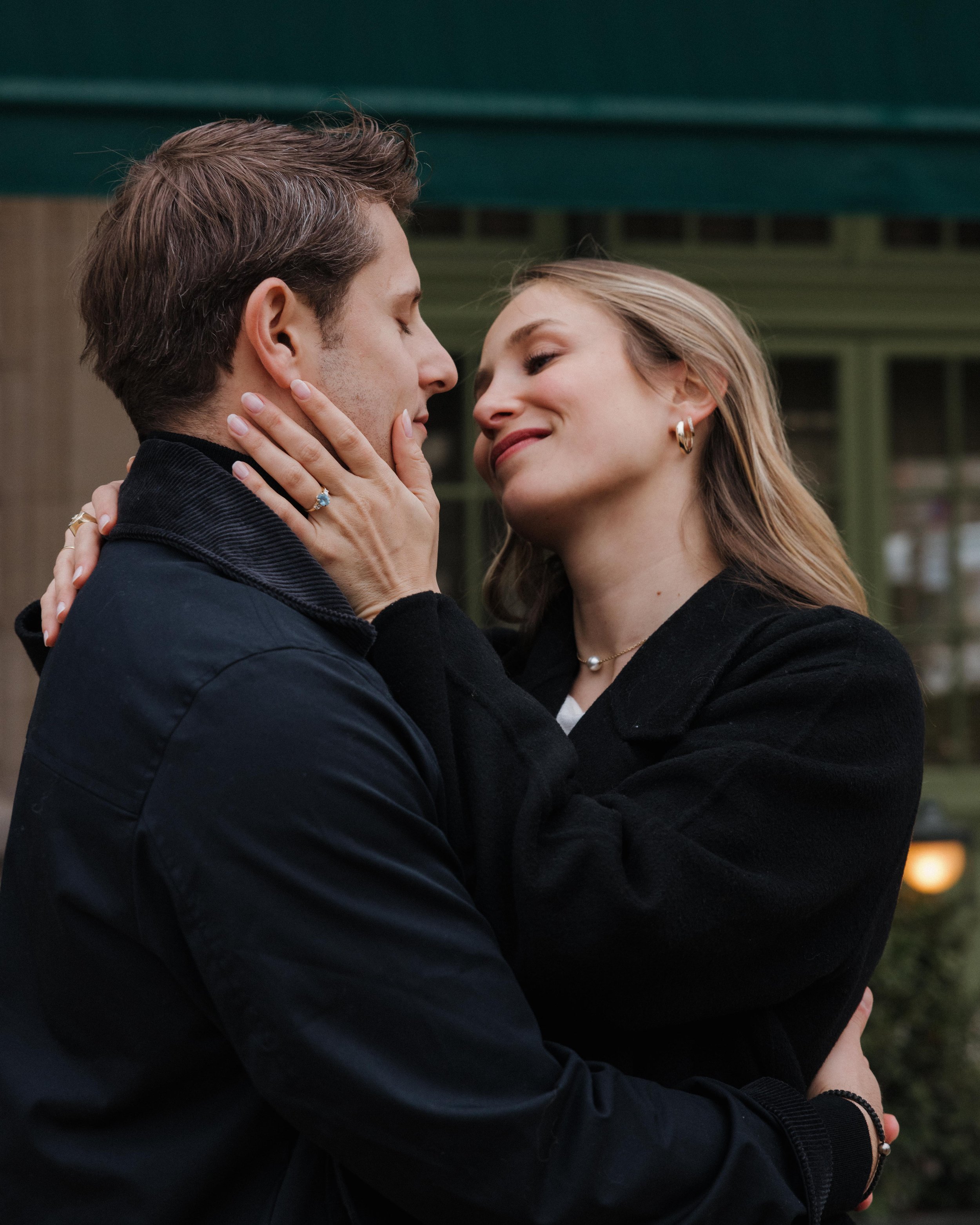 Un couple qui partage un moment intime, semble-t-il, dans une interaction affectueuse extérieure. session engagement couple Lyon 6eme, brotteaux, photographe mariage bordeaux et Lyon et destination wedding