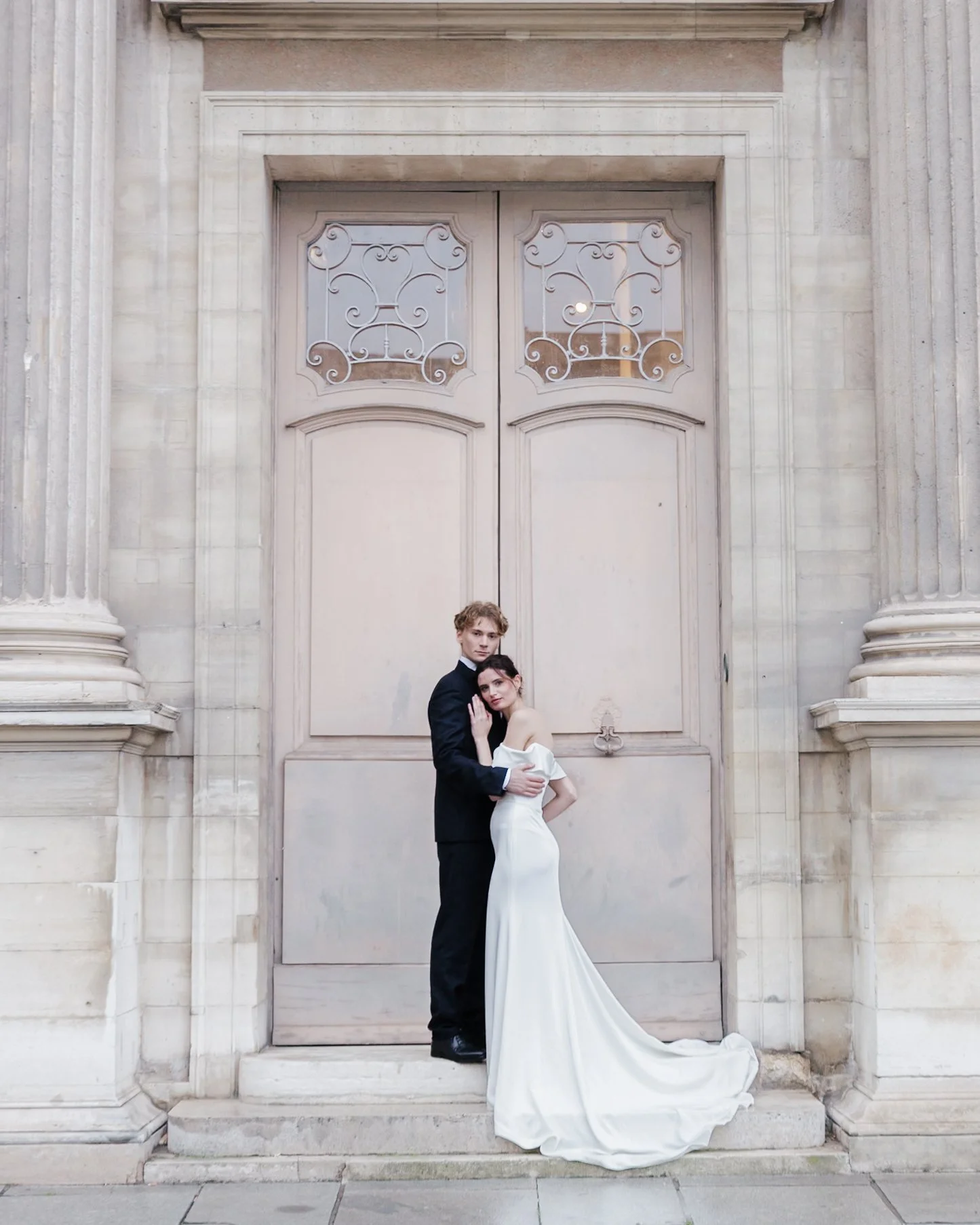 Session engagement au Louvre, couple sessions editorial, mariage haut de gamme, photographe mariage paris et destination wedding, robe madame a dit oui, costume homme mariage.
