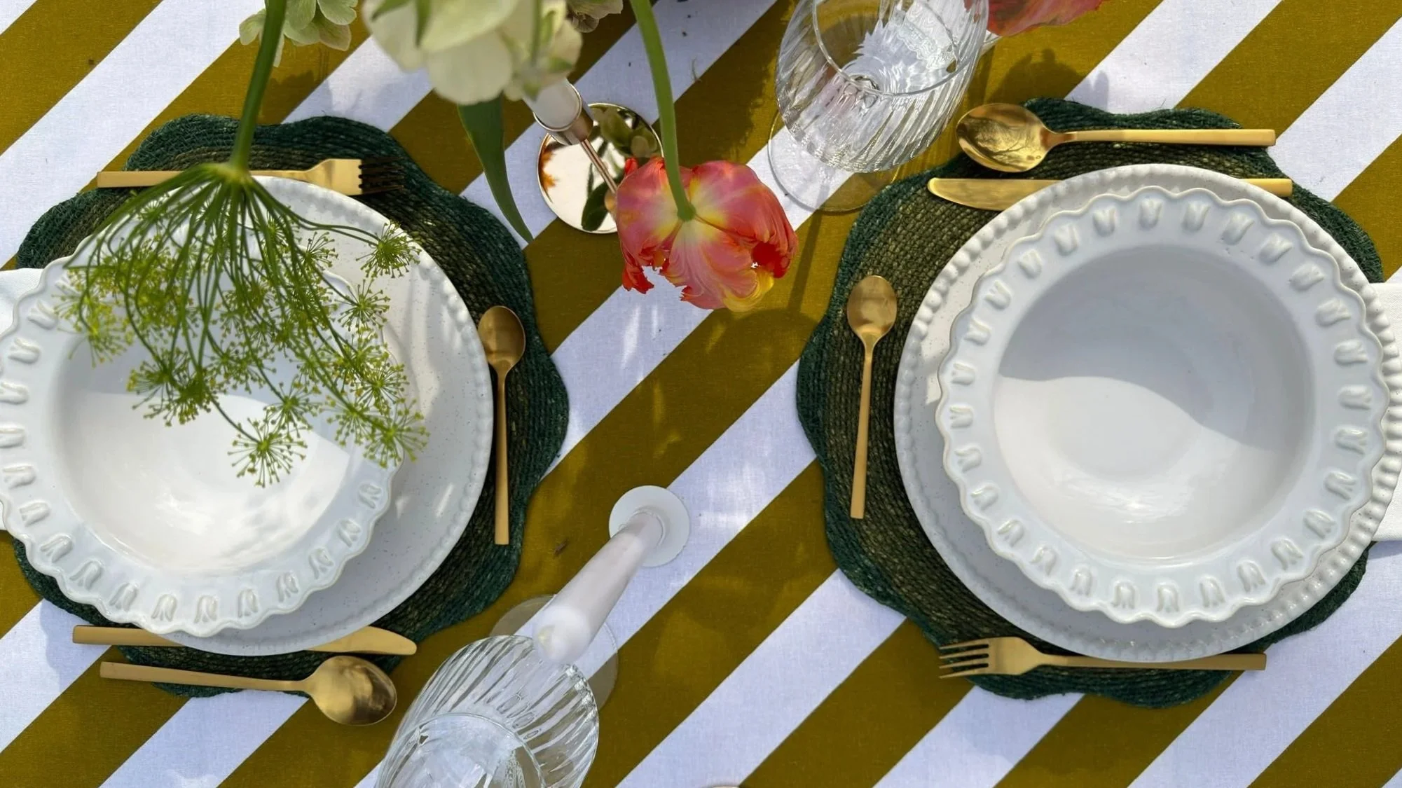 Sfeervolle tafelstyling door Gather and Graze met linnen servetten, luxe servies en kaarsen voor een diner aan huis.