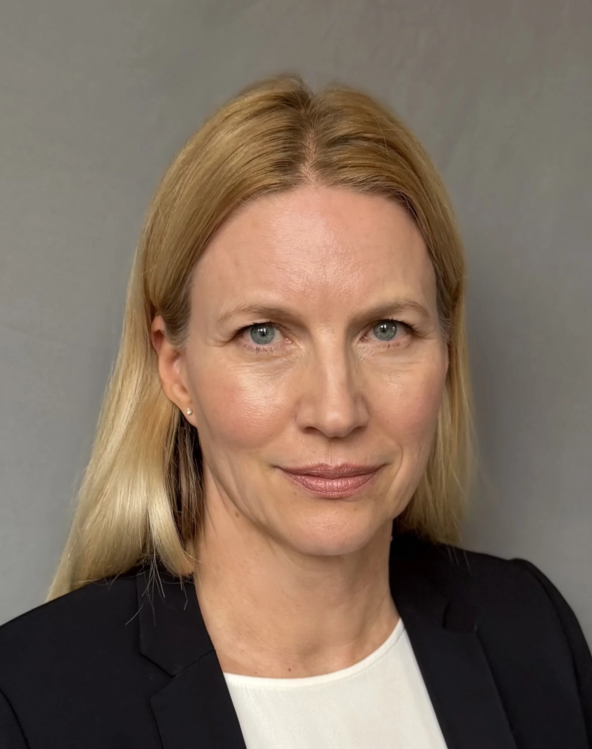 Headshot of Eva Linderholm, Notary Public England & Wales, ©2026